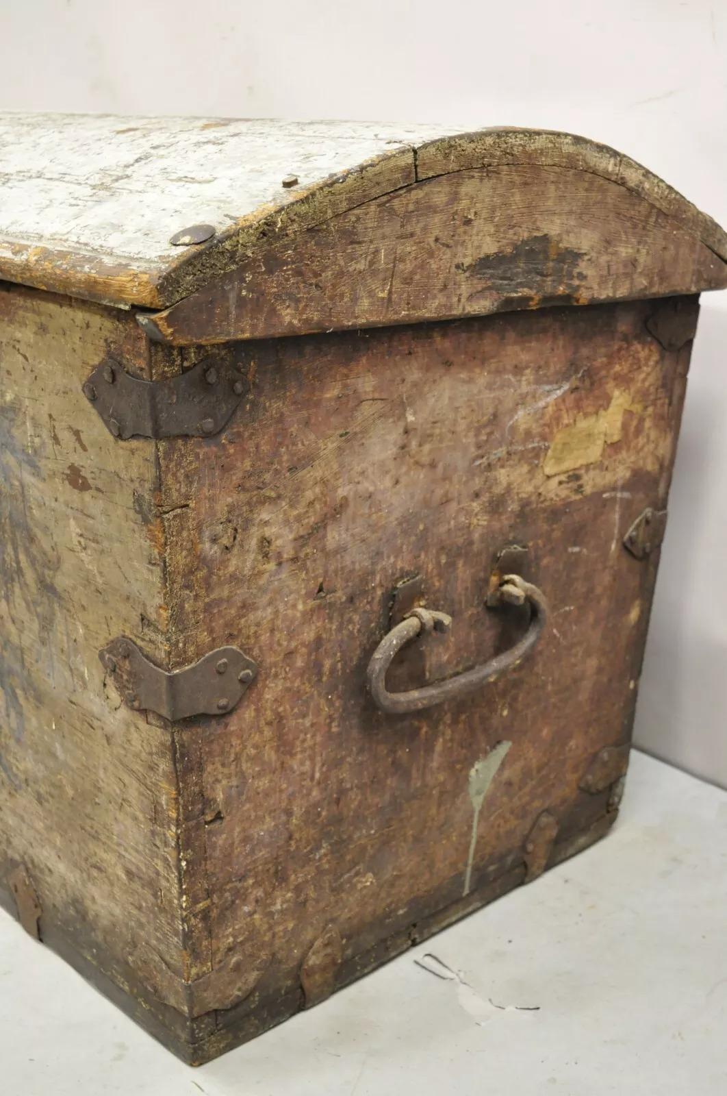 Antique European Painted Large Wooden Dome Top Sea Trunk Treasure Chest For Sale 4