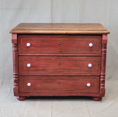 Ancienne commode européenne en pin rouge vieilli et motif de lignes françaises