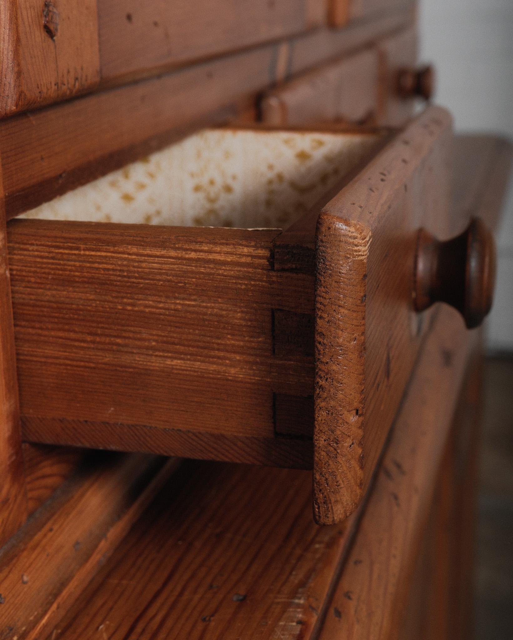 Rustique Ancienne huche en pin européen avec portes en verre  19ème siècle en vente
