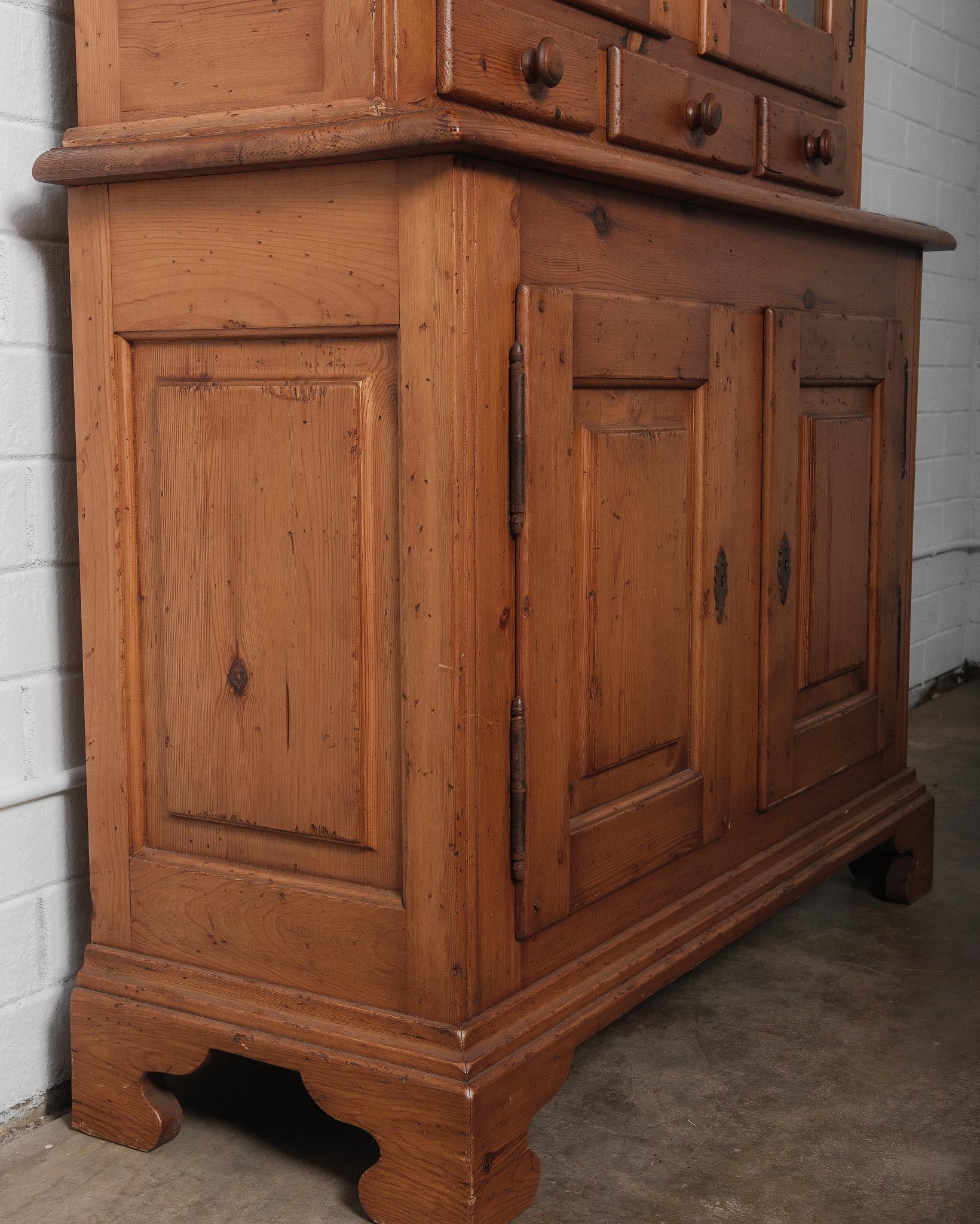Ancienne huche en pin européen avec portes en verre  19ème siècle Bon état - En vente à High Point, NC