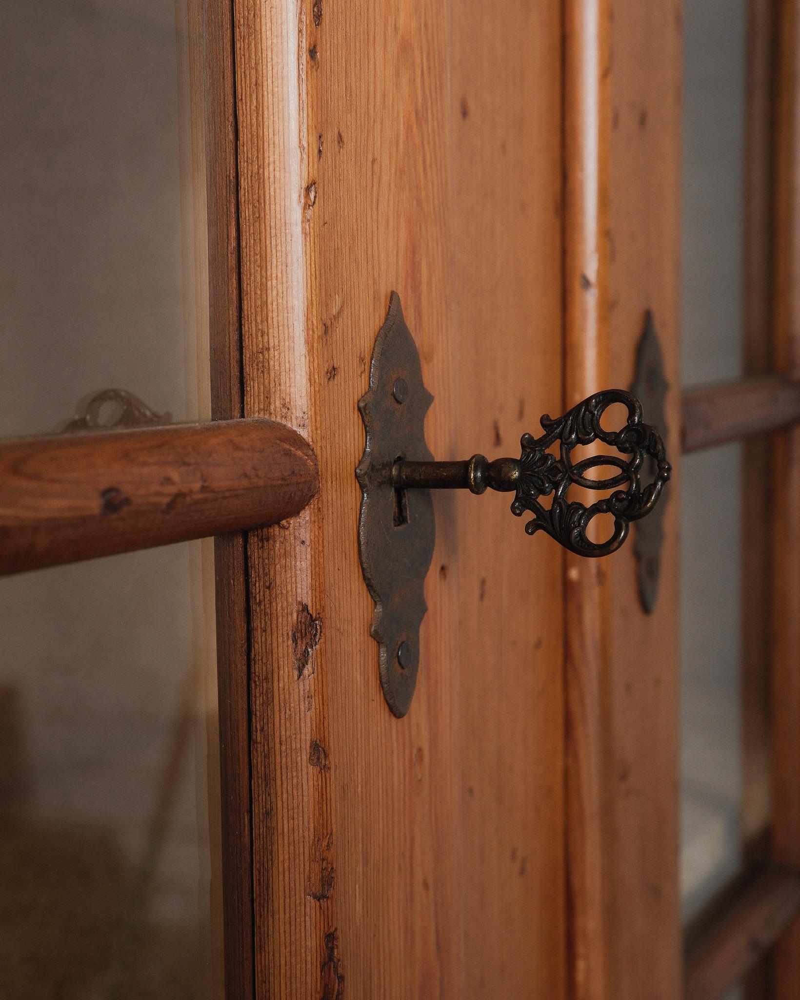 XIXe siècle Ancienne huche en pin européen avec portes en verre  19ème siècle en vente