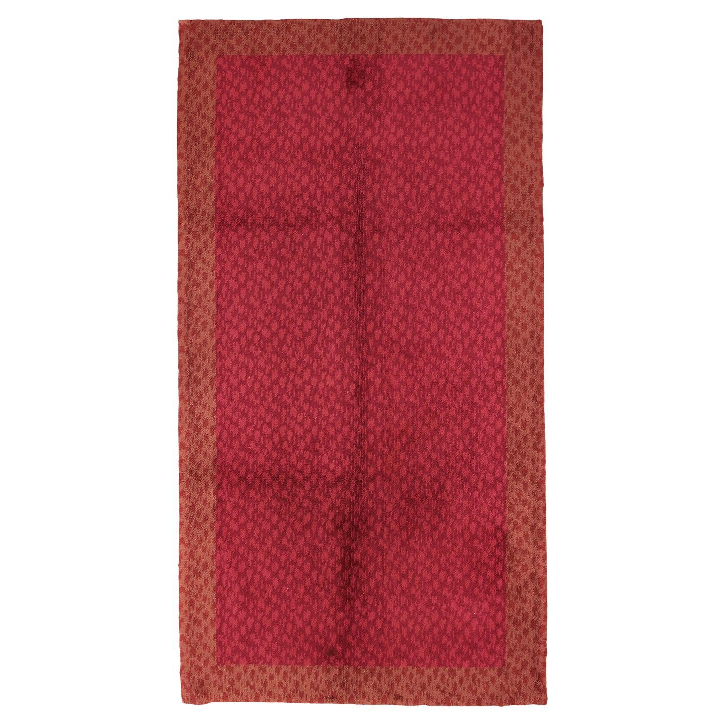 Antiker europäischer roter Teppich mit Hintergrundfarbe