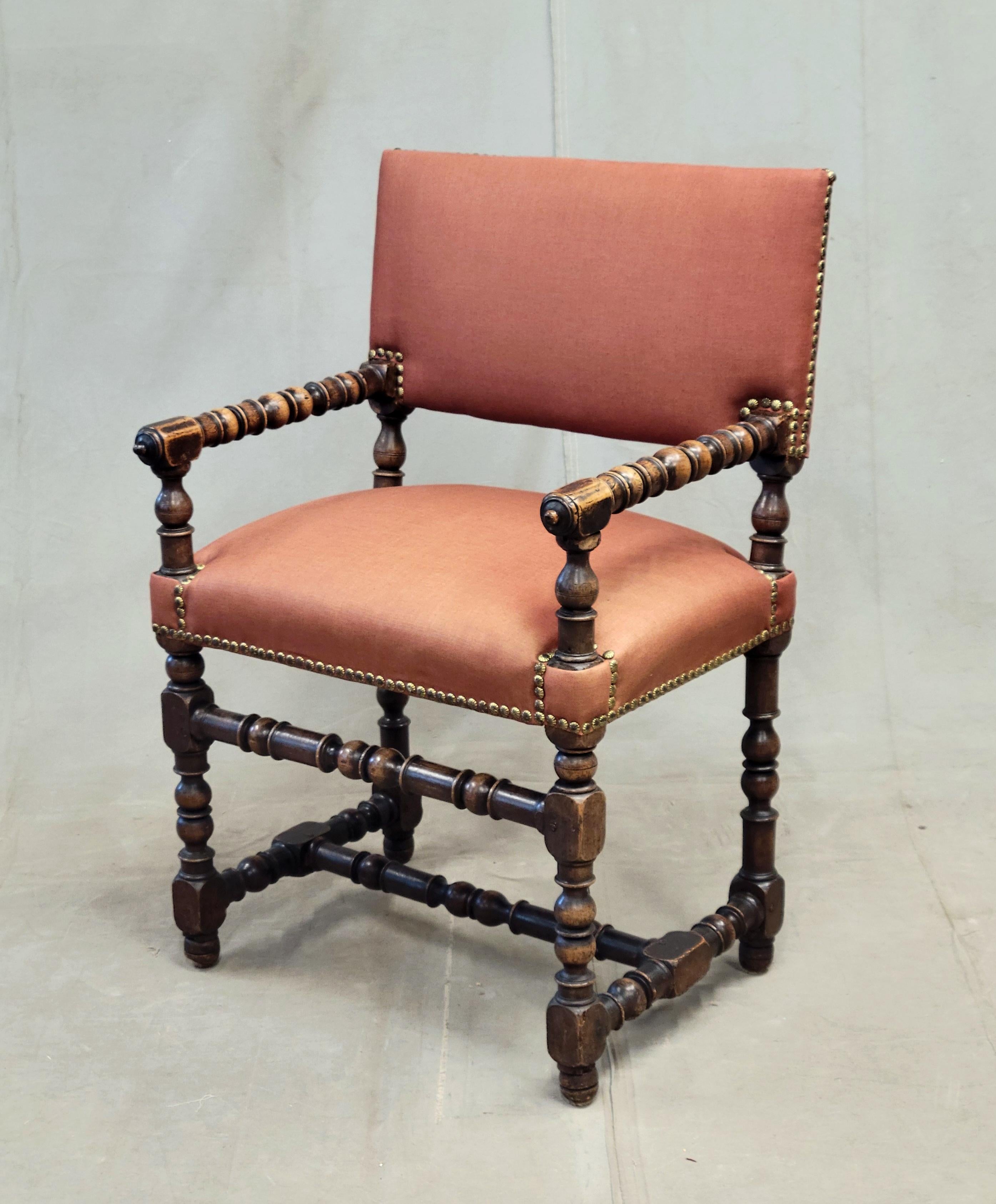 Italiano Antiche sedie rinascimentali europee con rivestimento in lino di terracotta in vendita
