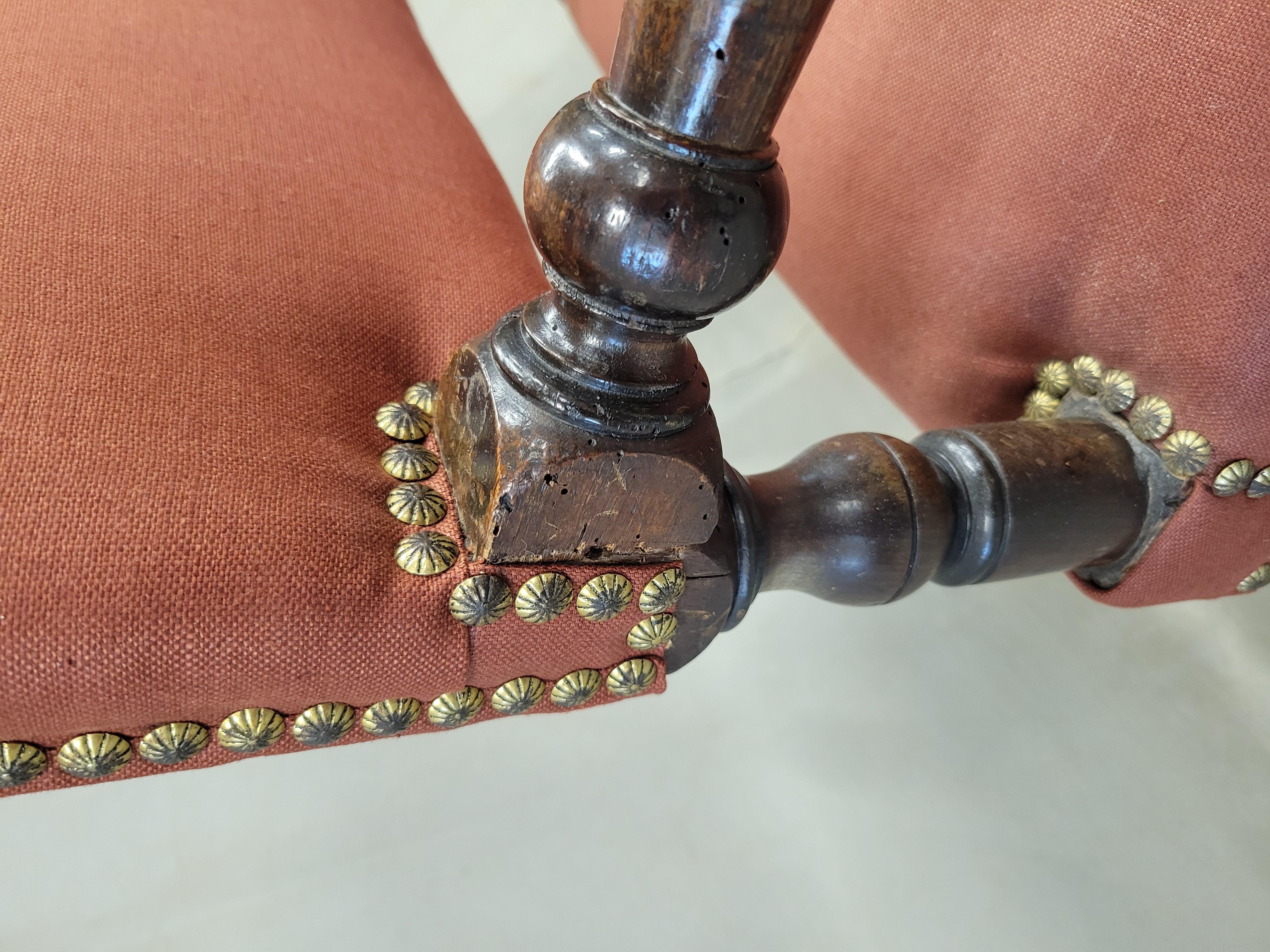 XX secolo Antiche sedie rinascimentali europee con rivestimento in lino di terracotta in vendita