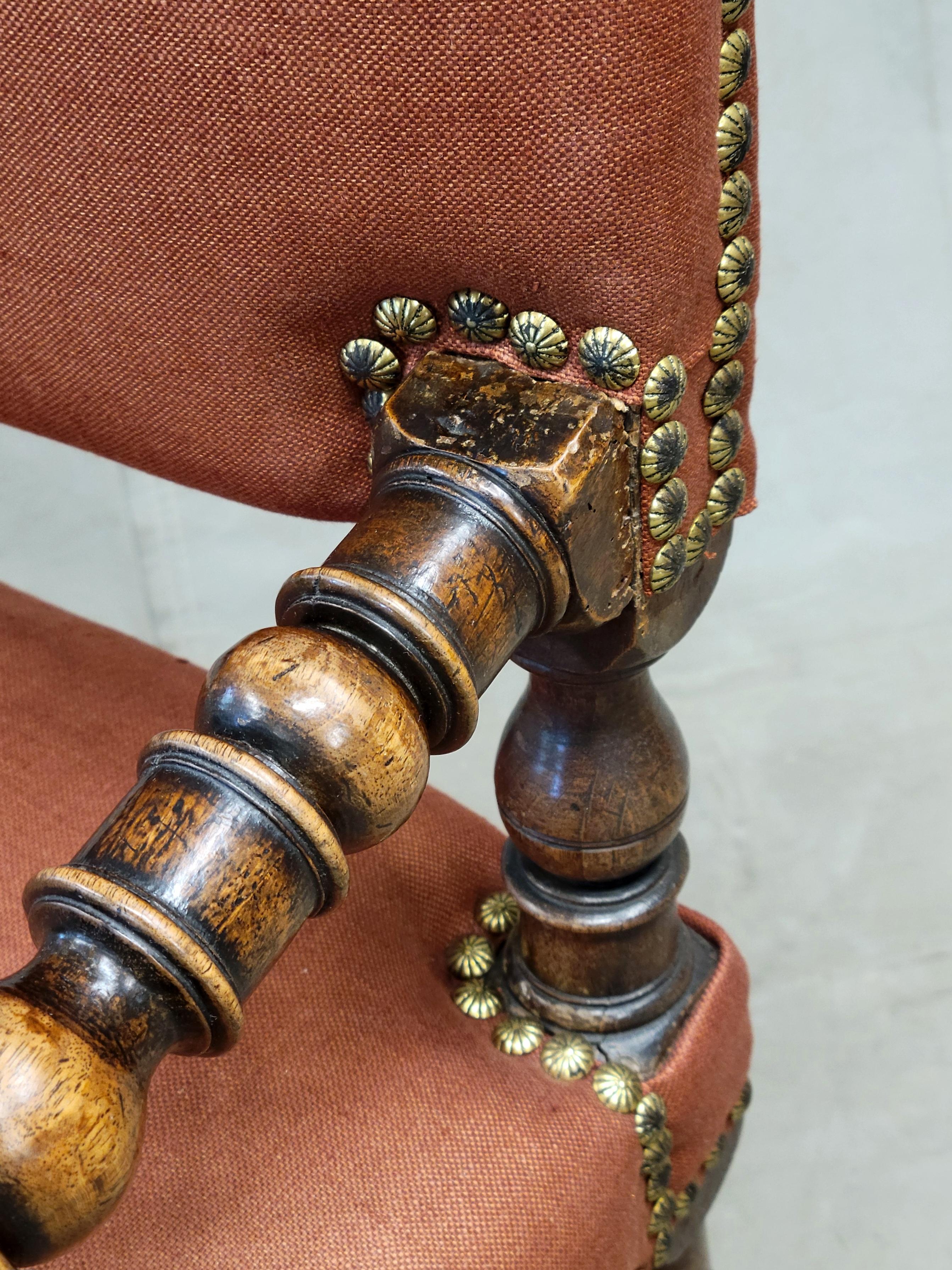 Ottone Antiche sedie rinascimentali europee con rivestimento in lino di terracotta in vendita