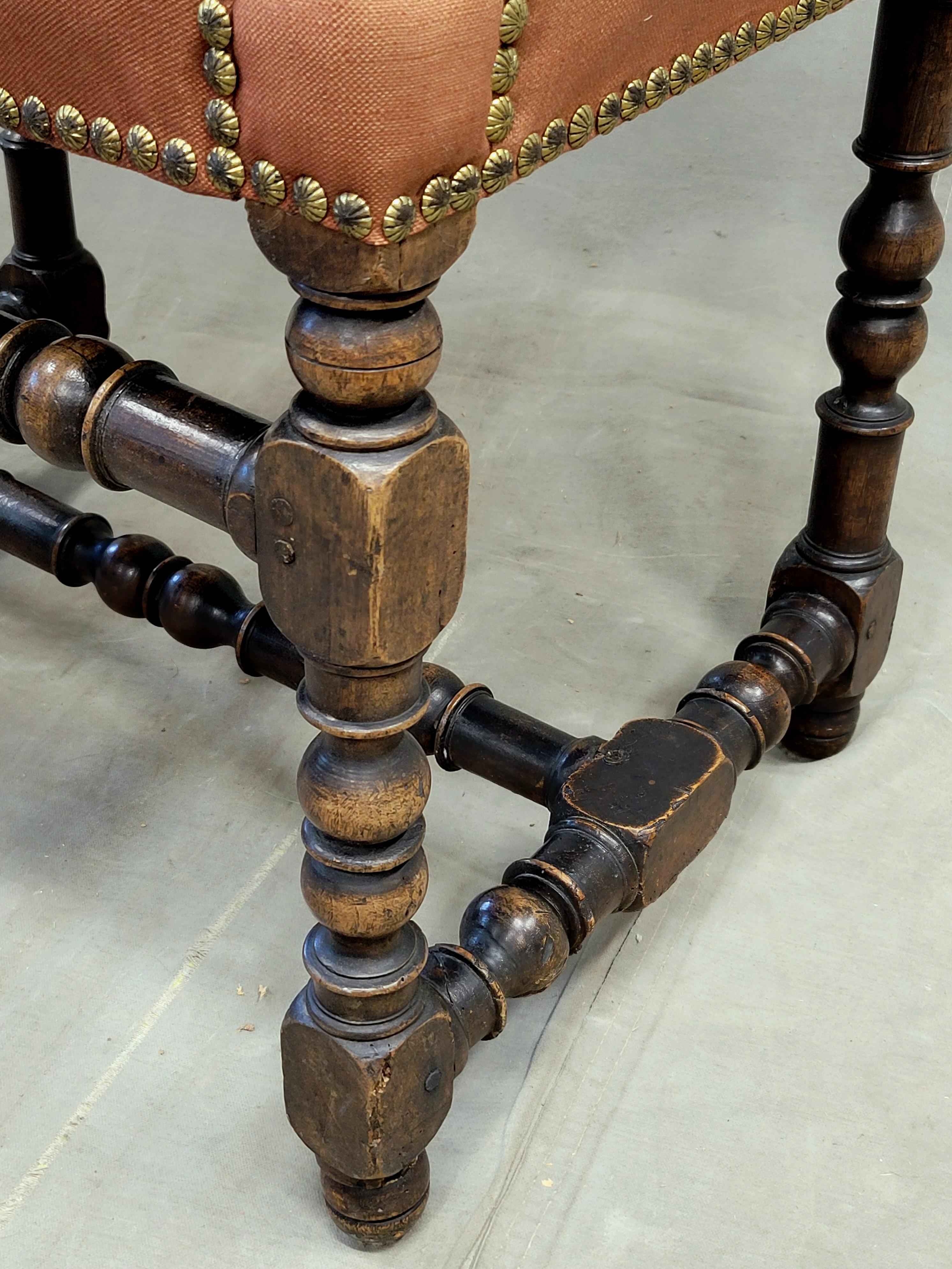 Antiche sedie rinascimentali europee con rivestimento in lino di terracotta in vendita 1