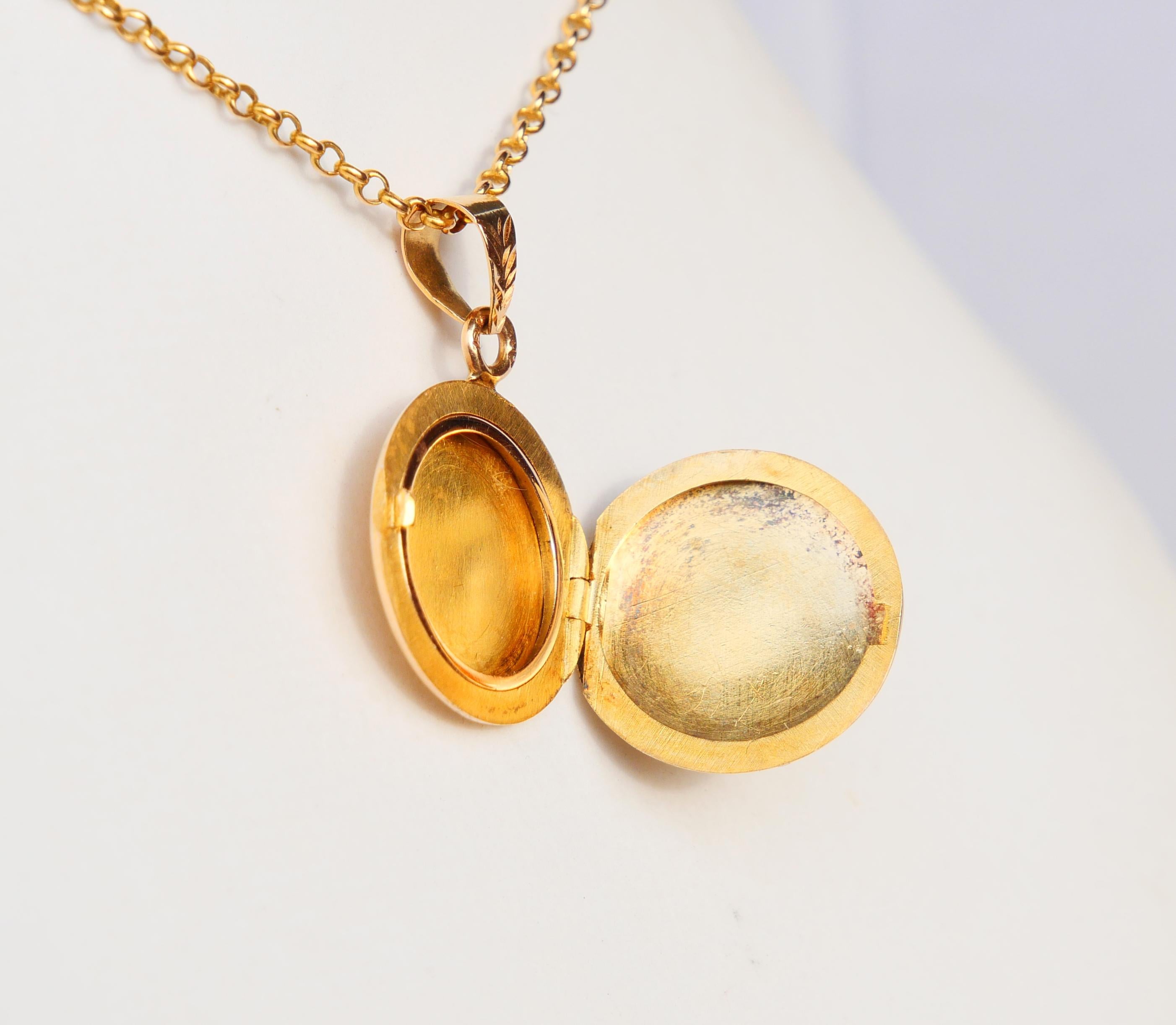 Antique European Round Locket Pendant / 3.97 gr For Sale 6