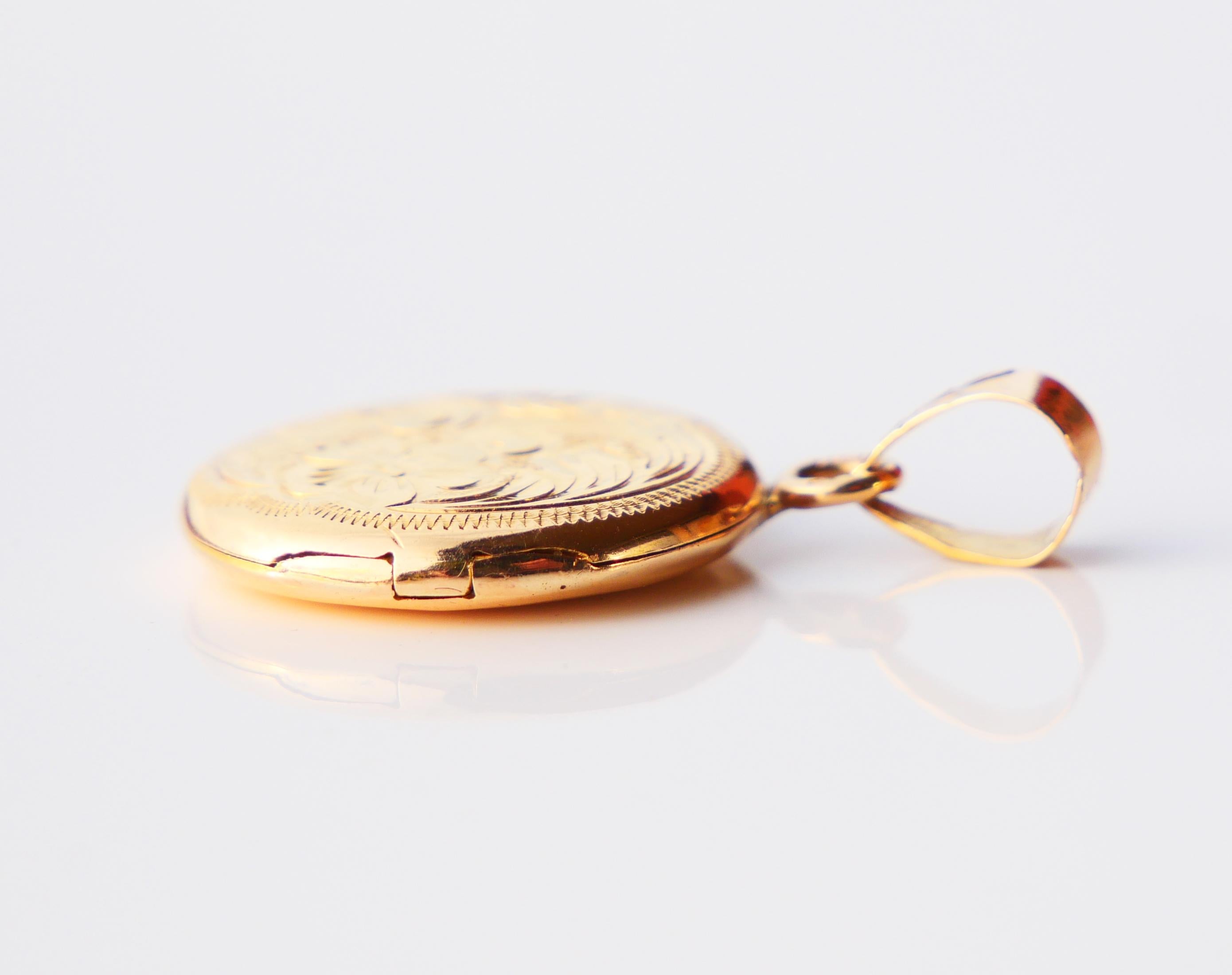 Antique European Round Locket Pendant / 3.97 gr For Sale 7