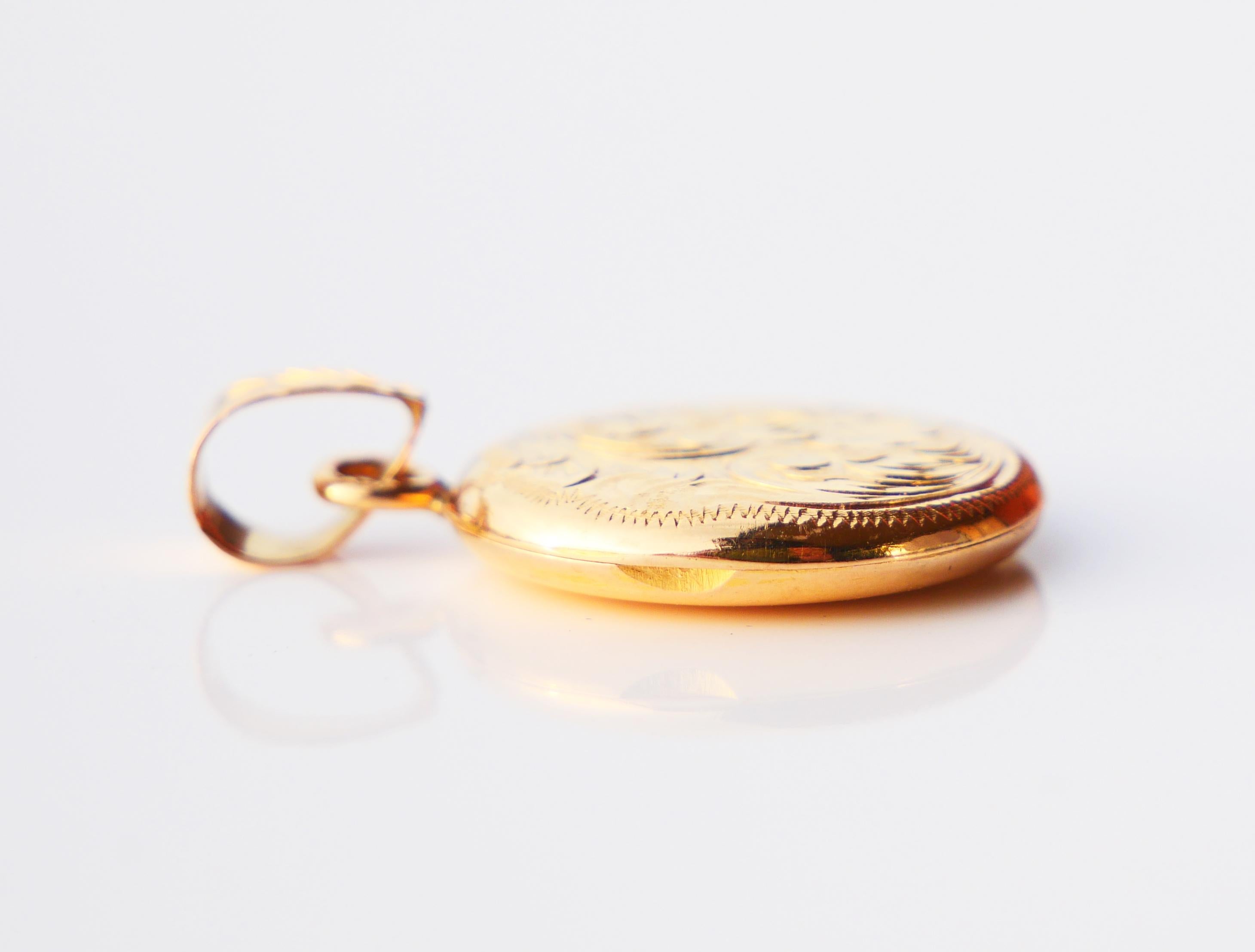 Antique European Round Locket Pendant / 3.97 gr For Sale 8