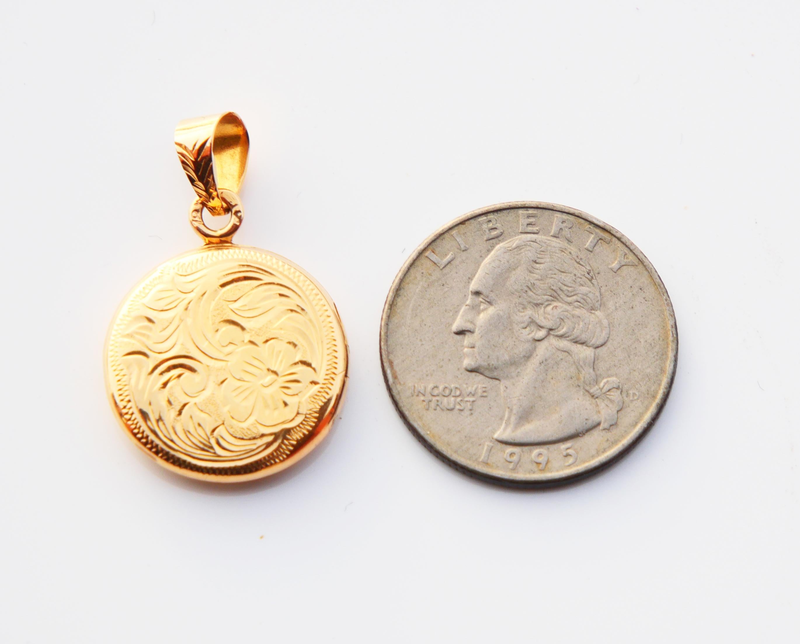 Antique European Round Locket Pendant / 3.97 gr For Sale 9