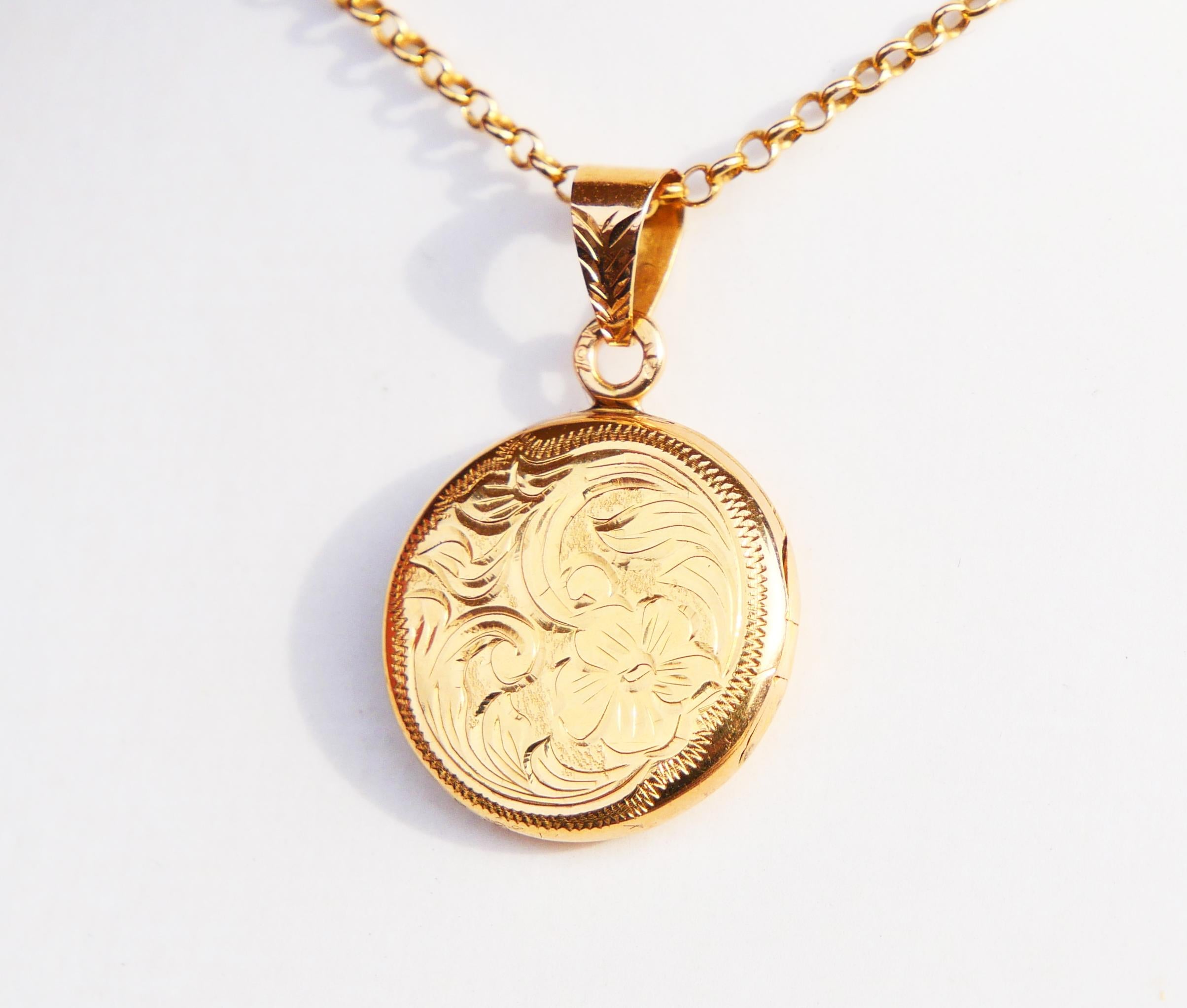 Antique European Round Locket Pendant / 3.97 gr For Sale 1