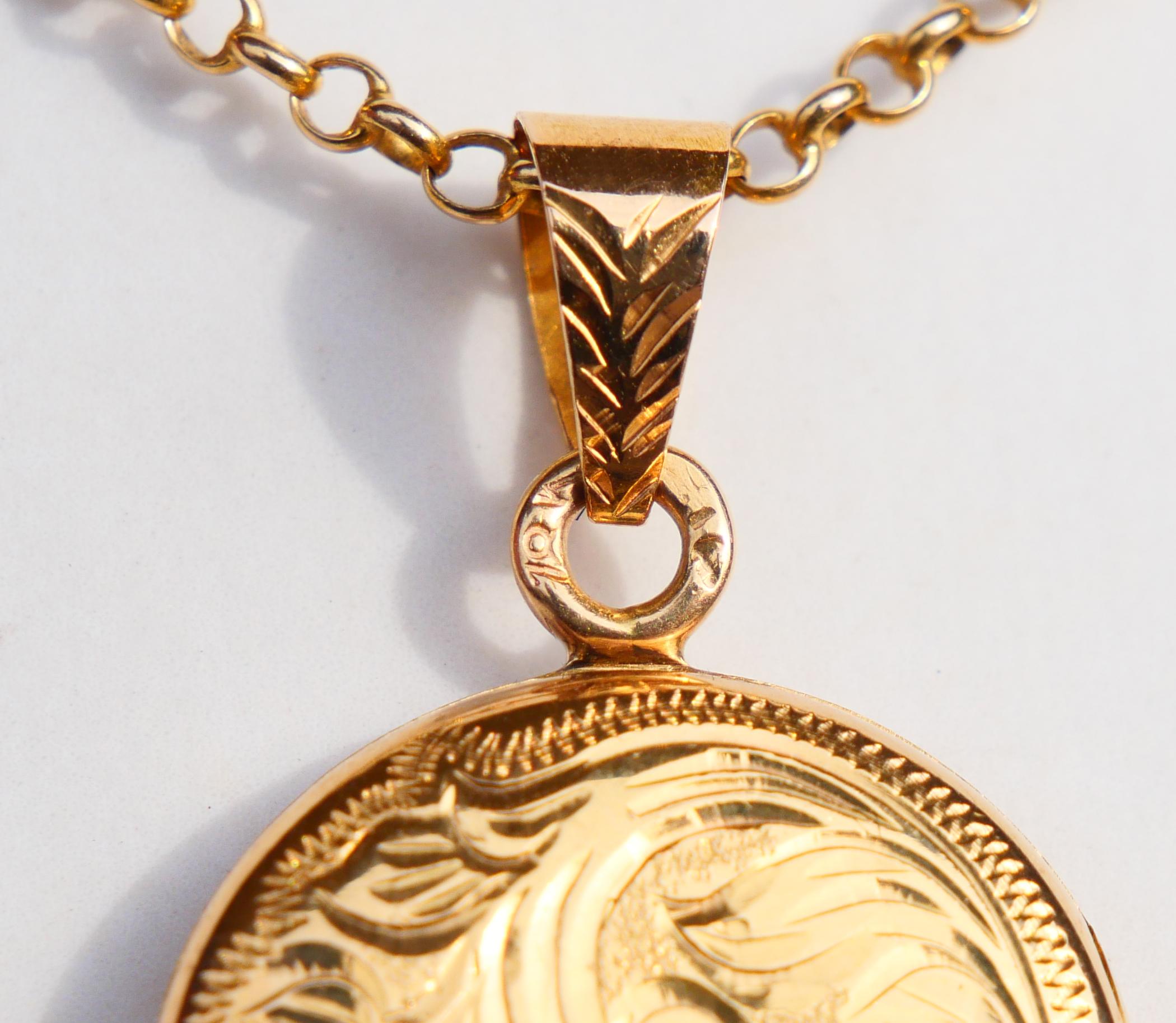 Antique European Round Locket Pendant / 3.97 gr For Sale 3