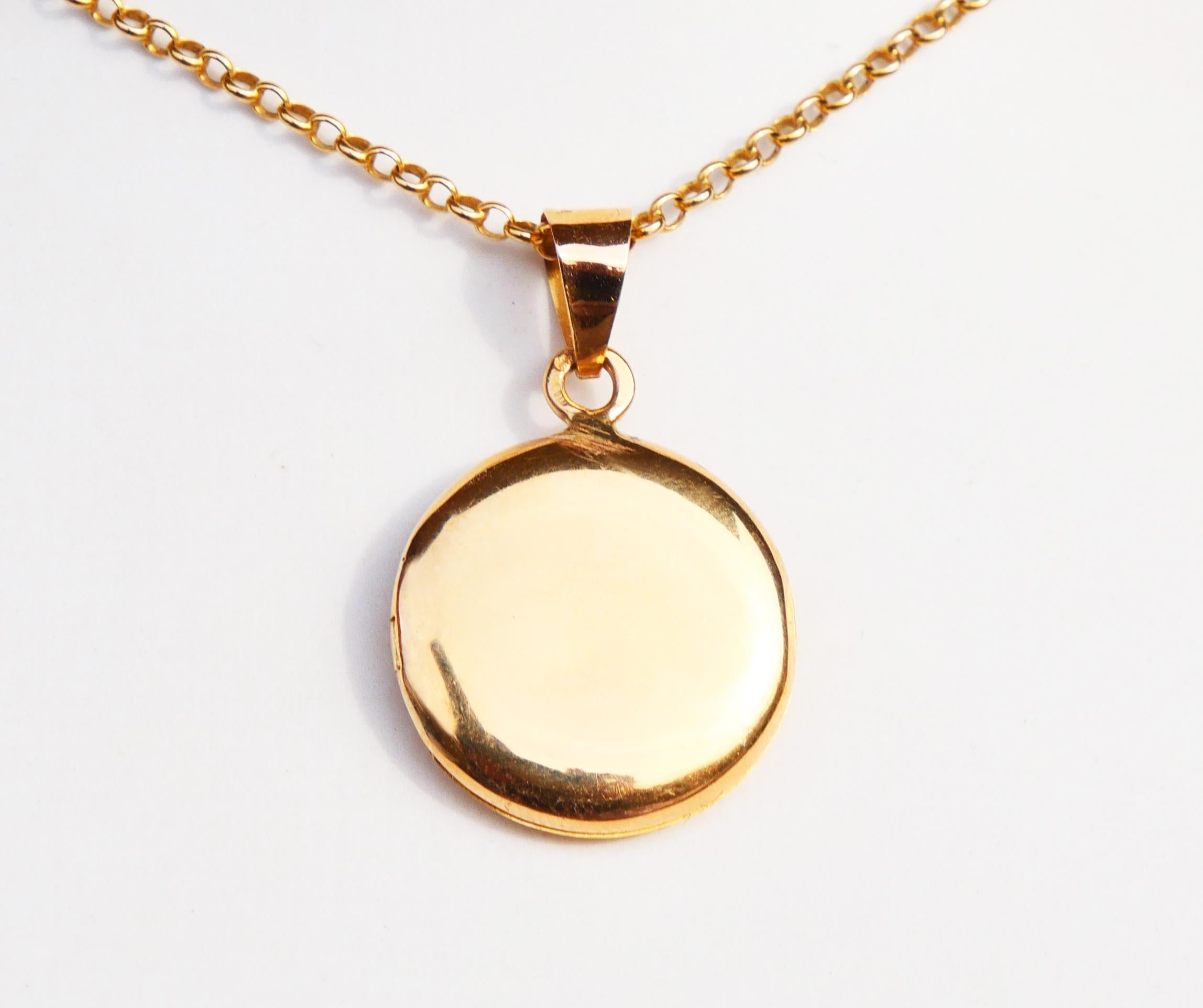 Antique European Round Locket Pendant / 3.97 gr For Sale 4