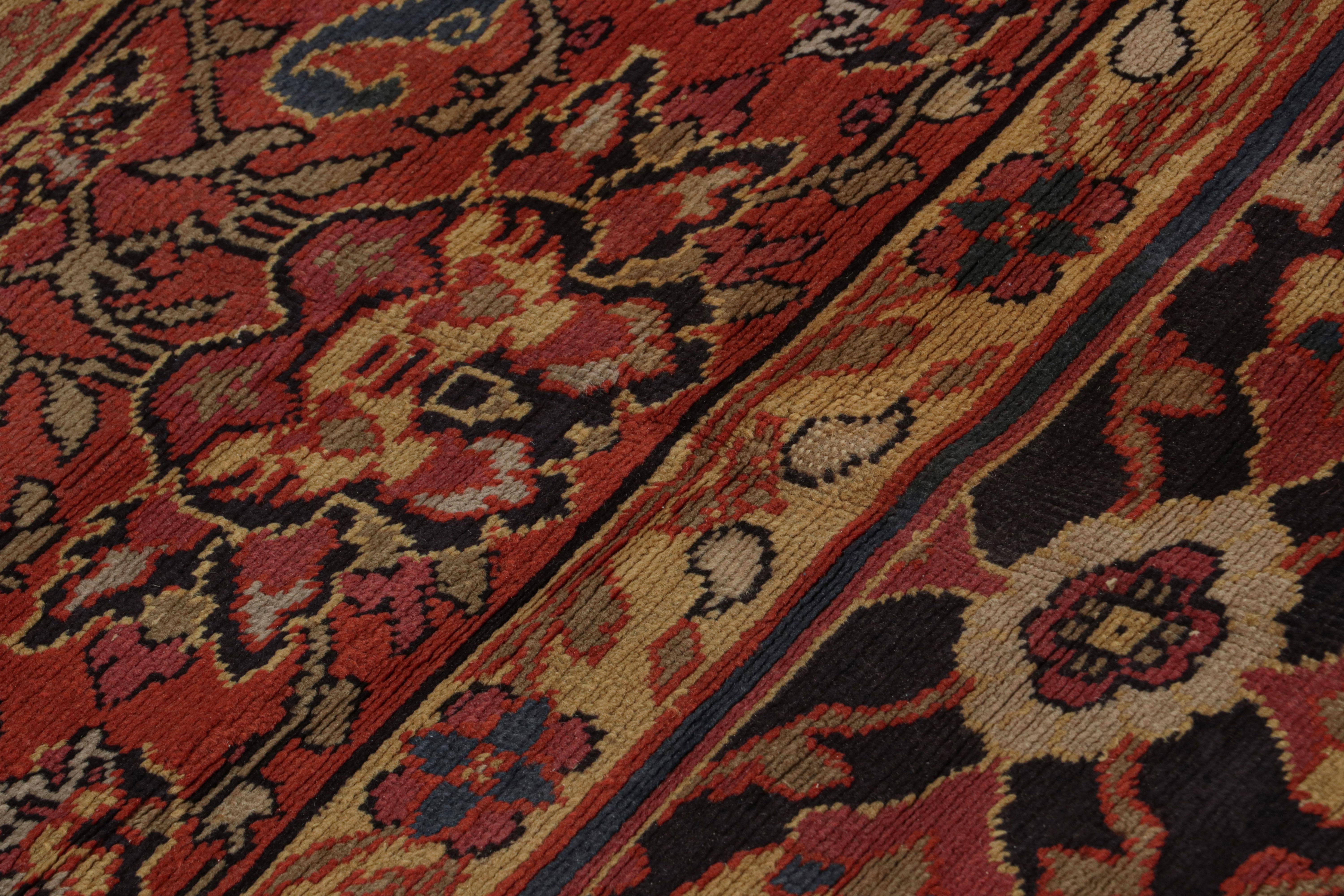 Antiker europäischer Teppich in Schwarz und Rot mit Blumenmuster von Rug & Kilim, antik im Zustand „Gut“ im Angebot in Long Island City, NY