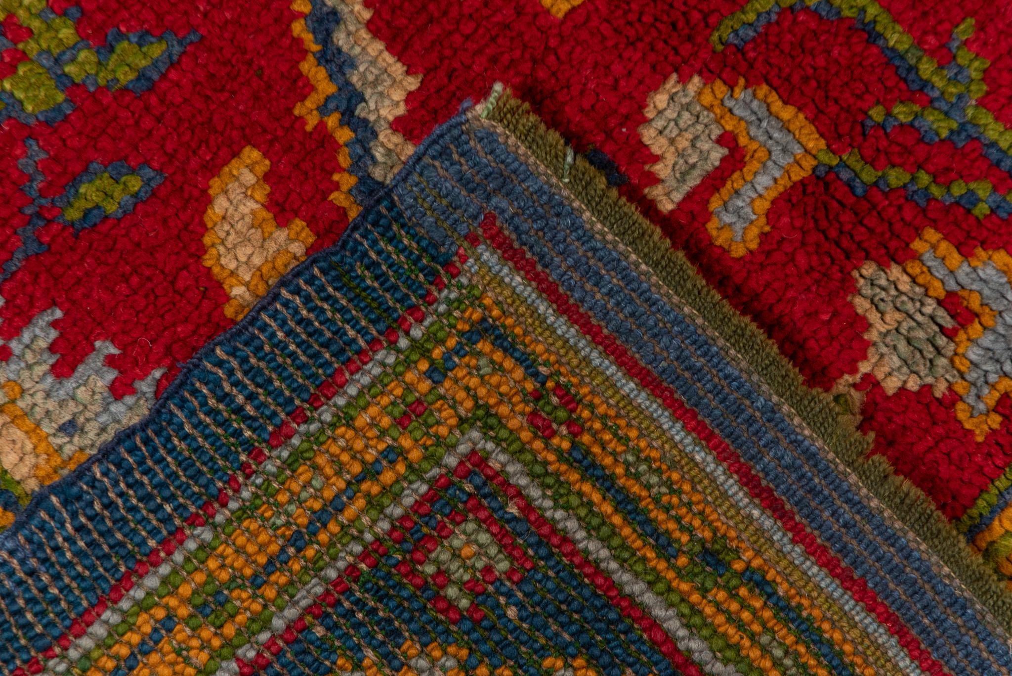 Alfombra europea antigua con atrevidos motivos florales rojos y azules Oushak en venta