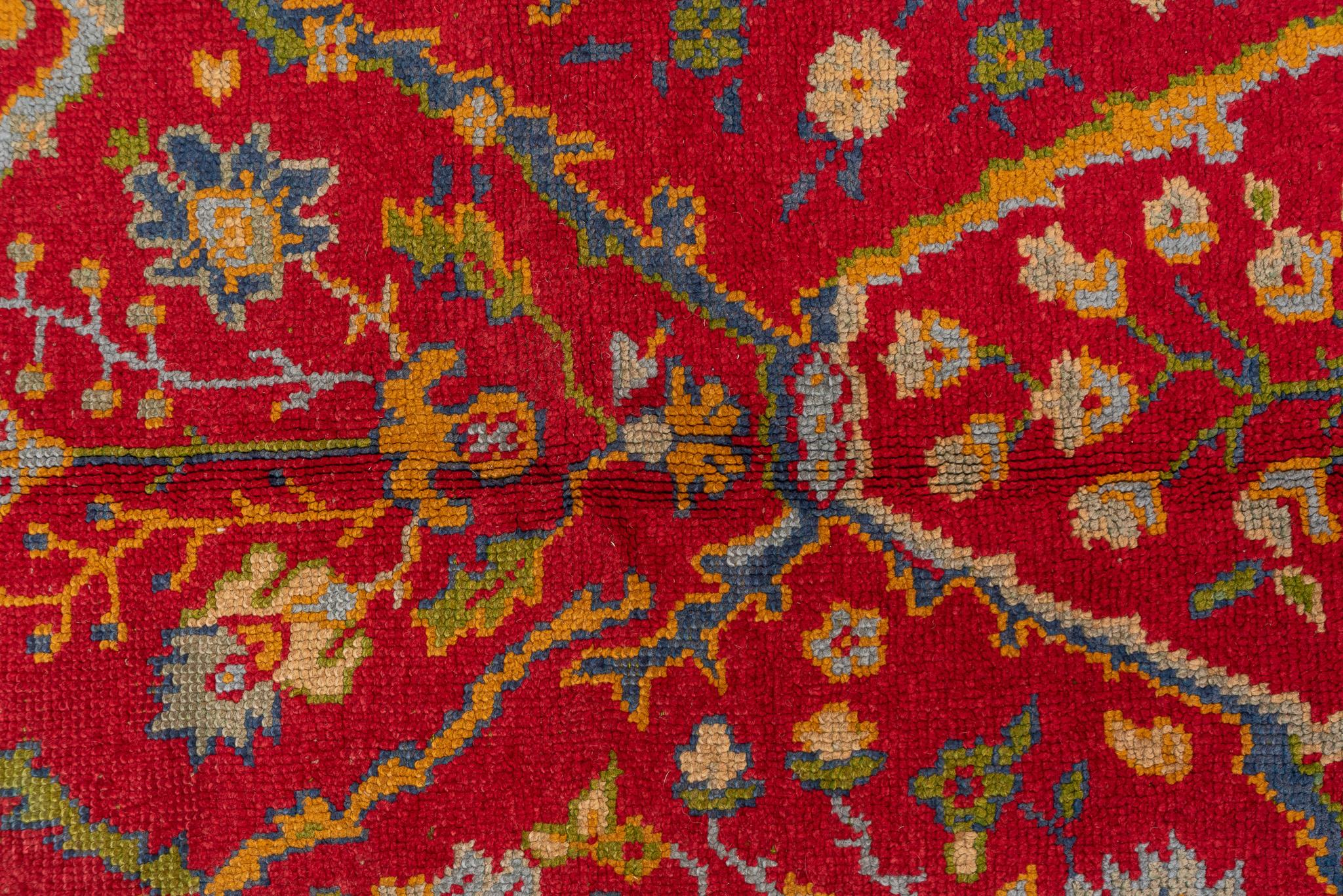 Alfombra europea antigua con atrevidos motivos florales rojos y azules Turco en venta