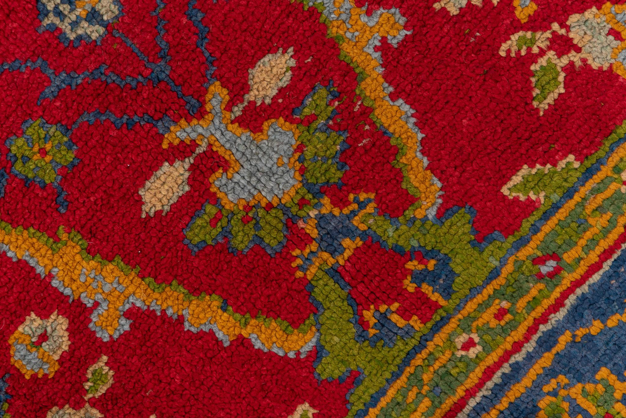 Alfombra europea antigua con atrevidos motivos florales rojos y azules en Excelente estado para la venta en New York, NY