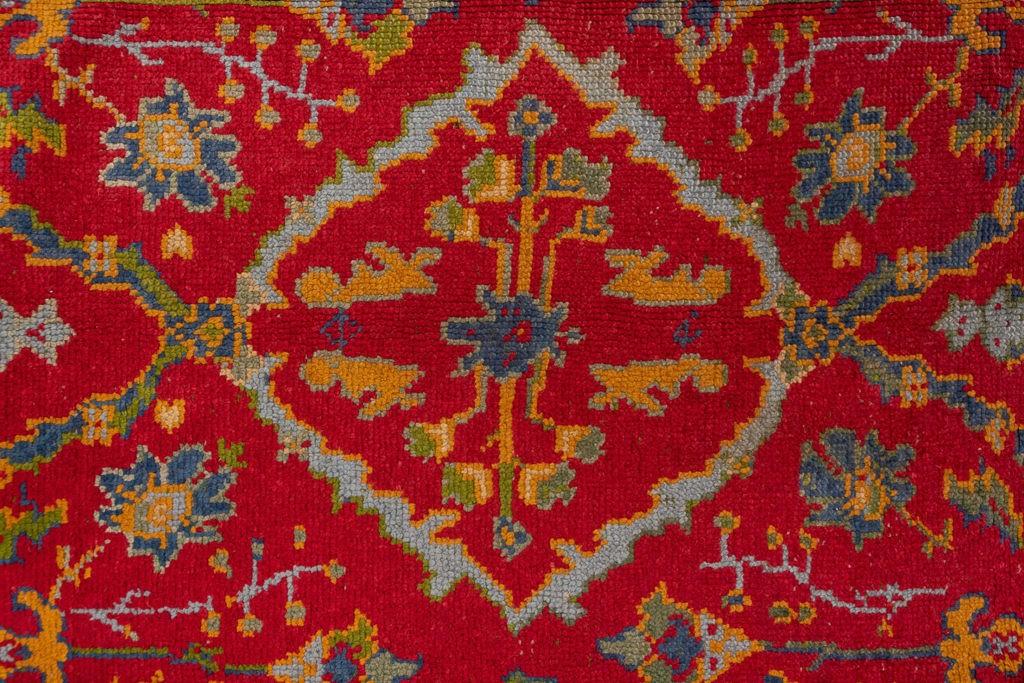 Alfombra europea antigua con atrevidos motivos florales rojos y azules siglo XX en venta
