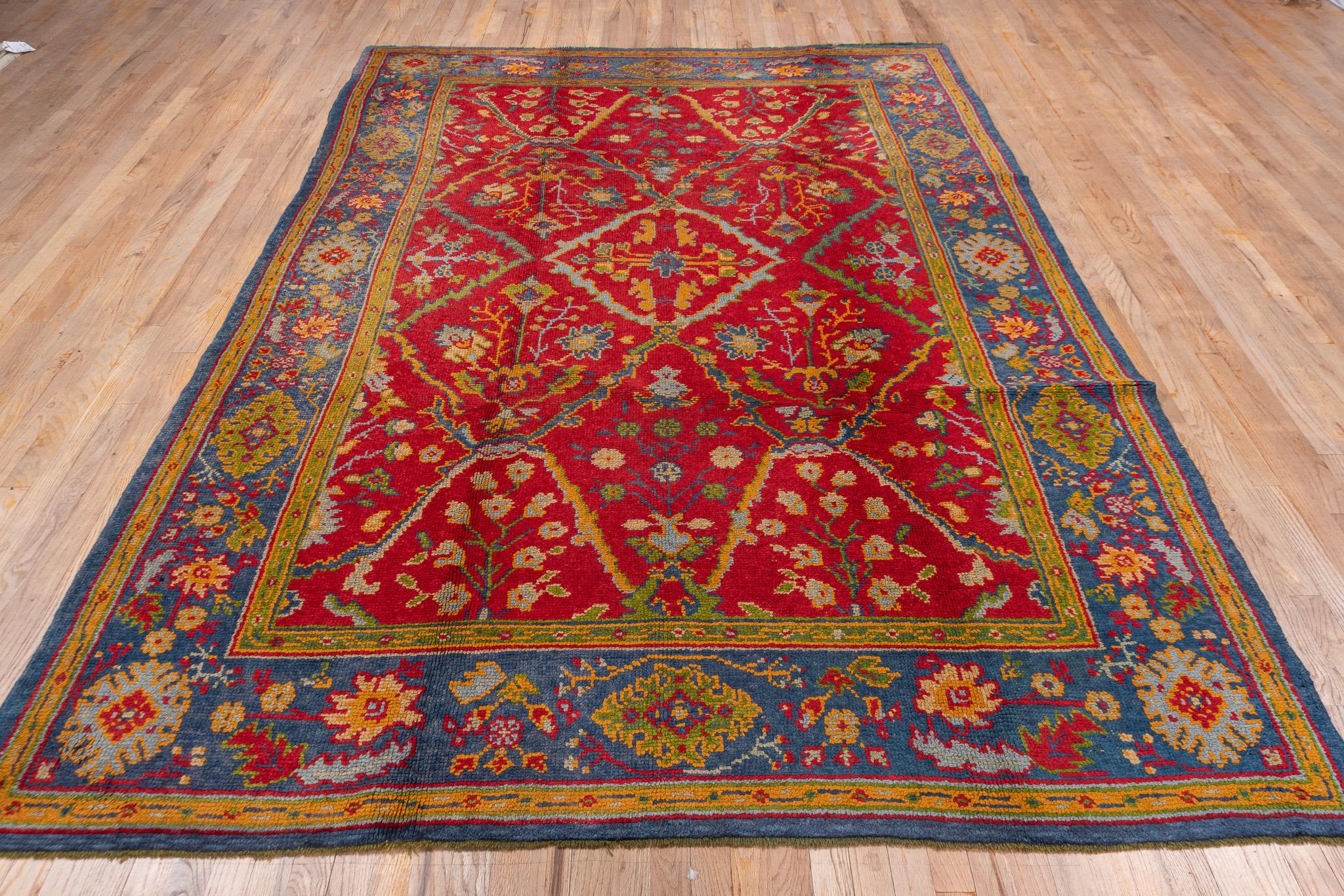 Alfombra europea antigua con atrevidos motivos florales rojos y azules Lana en venta
