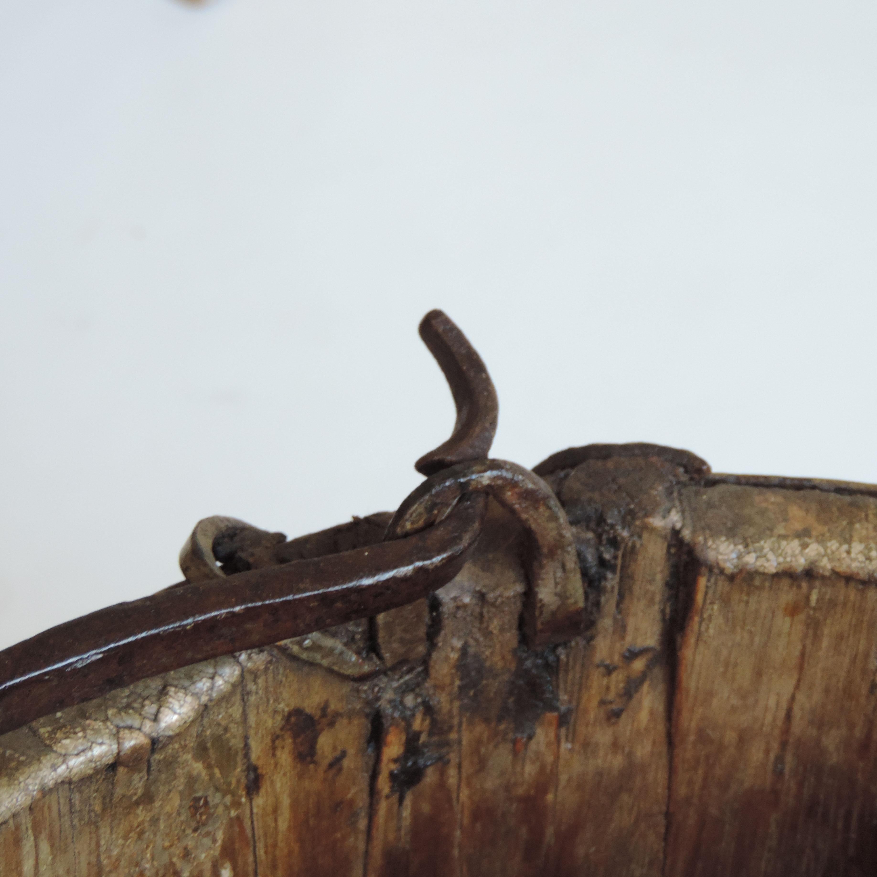 Antique European Rural Bucket in Wood and Iron In Good Condition For Sale In Milan, IT