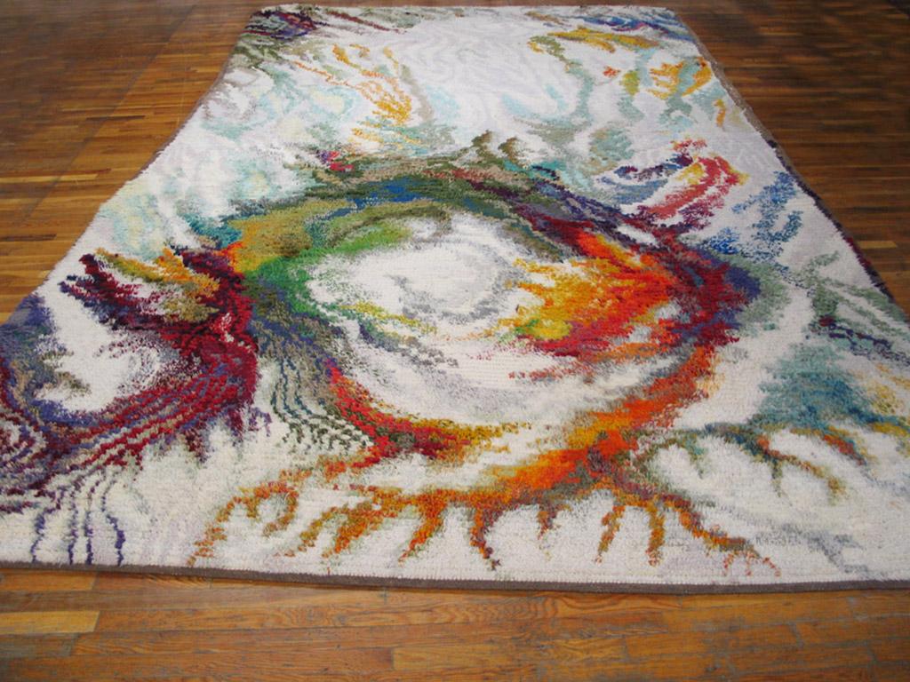 Proprio nello stile astratto degli anni '50, un nodo di colore fluente si irradia sul fondo ecru, raggiungendo due angoli. Questo tappeto vintage svedese Rya di dimensioni eccezionali compete facilmente con l'arte da parete. Il vello è lungo e