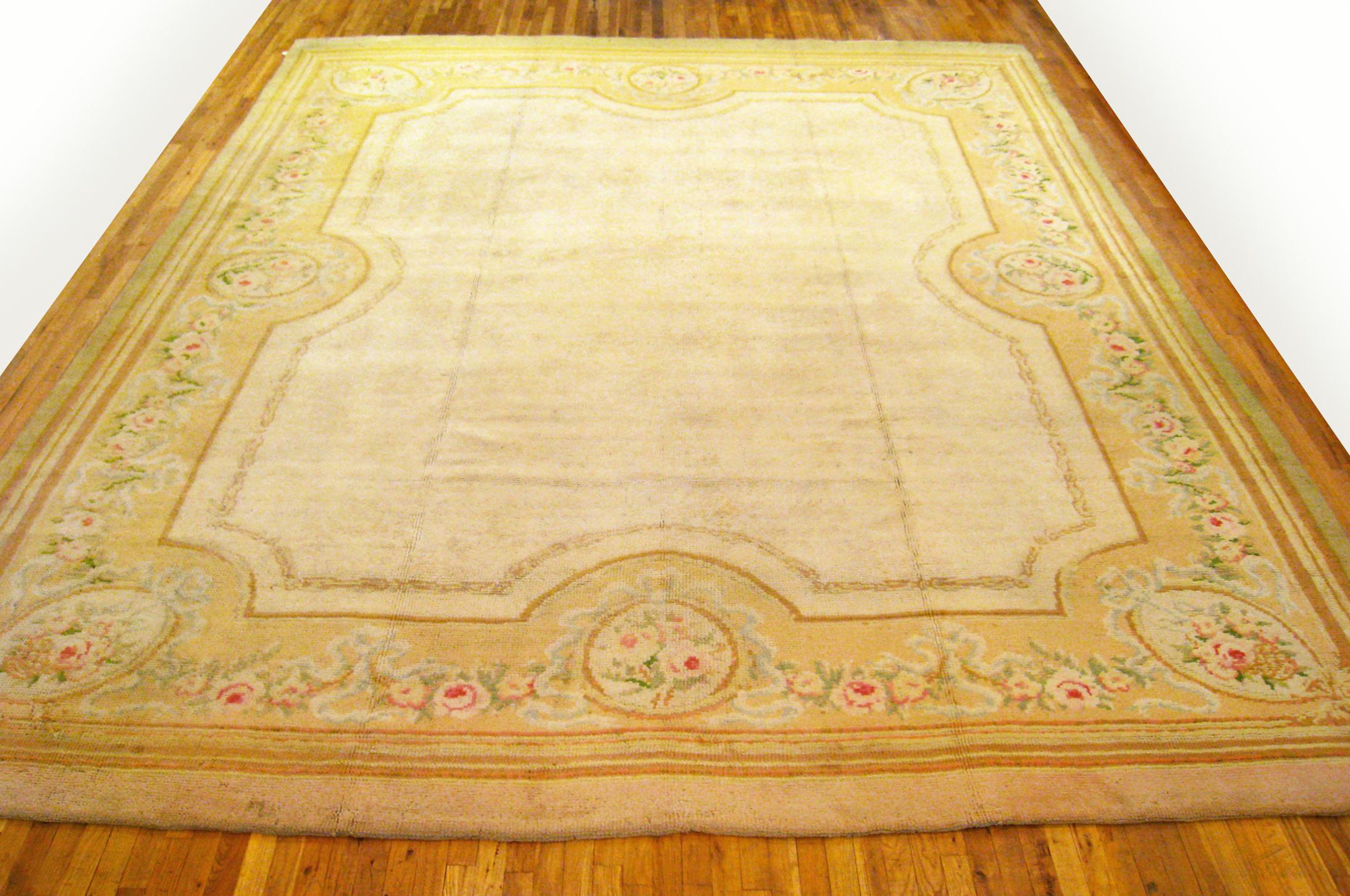 Antiker europäischer Savonnerie Orientteppich

Ein einzigartiger antiker europäischer Savonnerie-Orientalteppich, handgeknüpft mit kurzem Wollflor. Das elfenbeinfarbene Hauptfeld ist offen gestaltet, die äußere Umrandung ist rosa. Im Großformat,