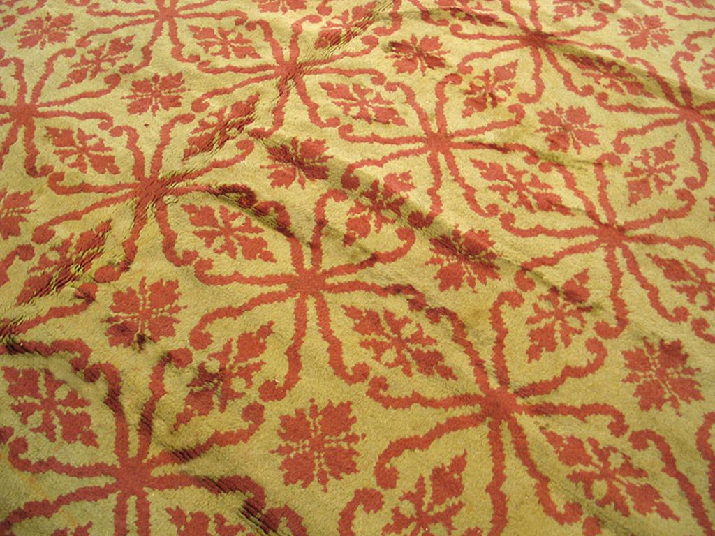 Antique European Savonnerie Rug In Good Condition For Sale In New York, NY