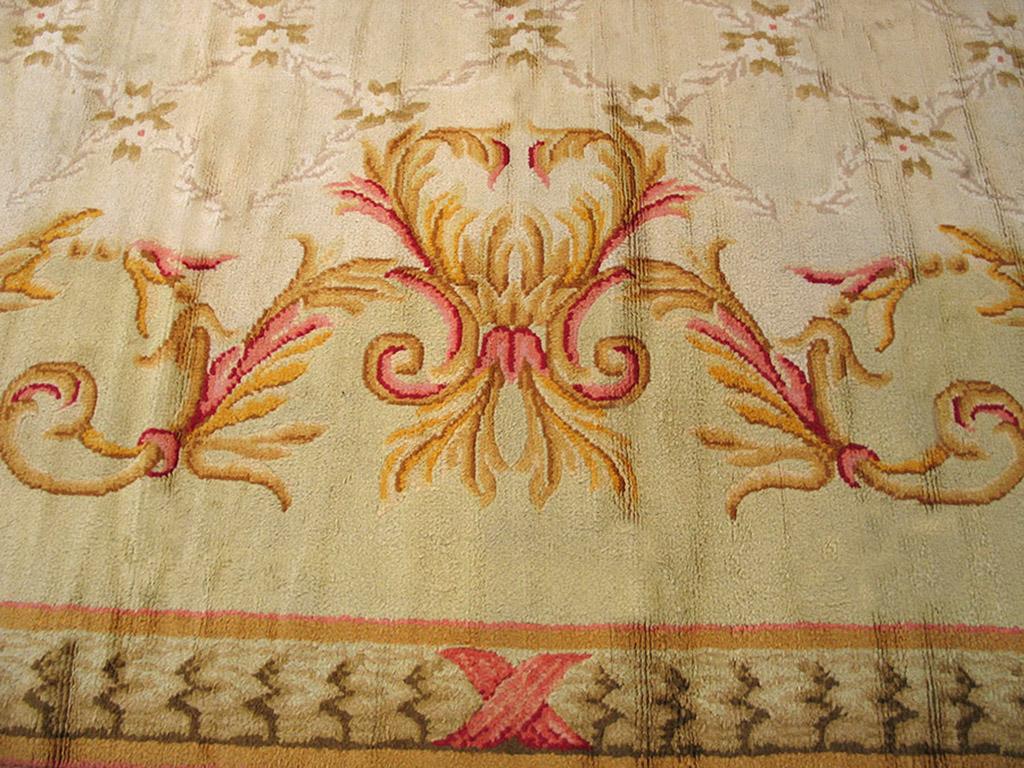 Tapis européen ancien de Savonnerie Bon état - En vente à New York, NY