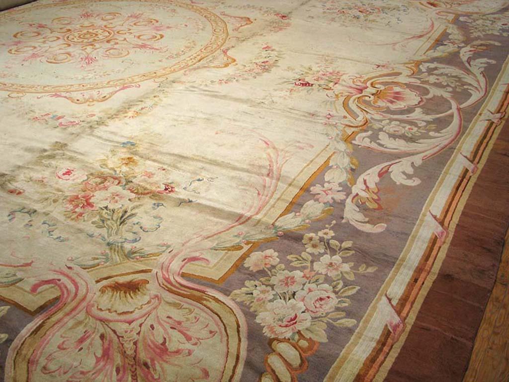 Antique European Savonnerie Rug In Good Condition For Sale In New York, NY