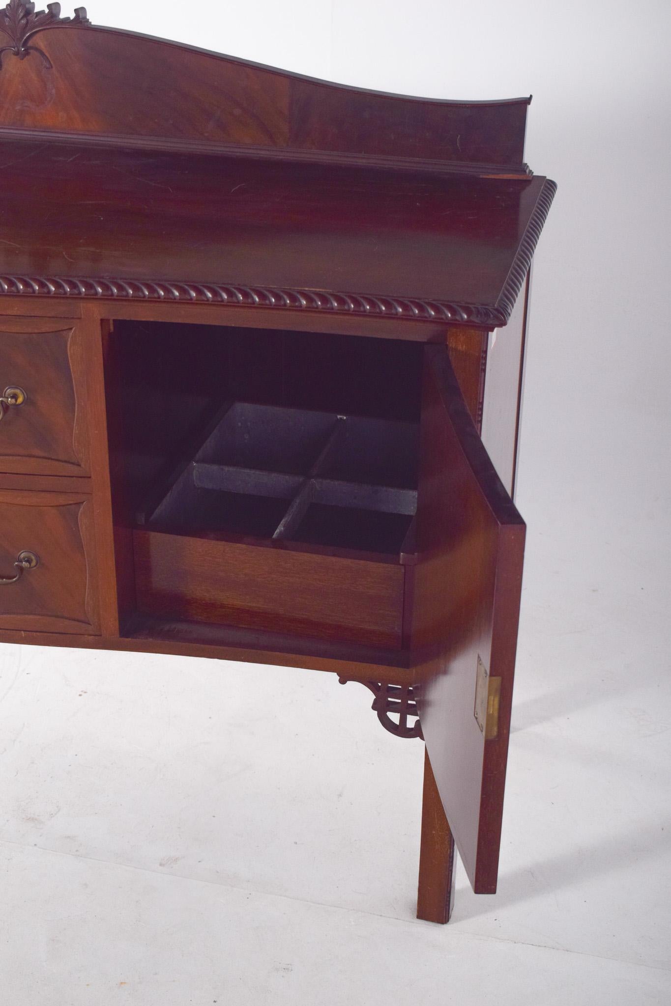 Aparador Europeo Antiguo de Caoba en venta 2