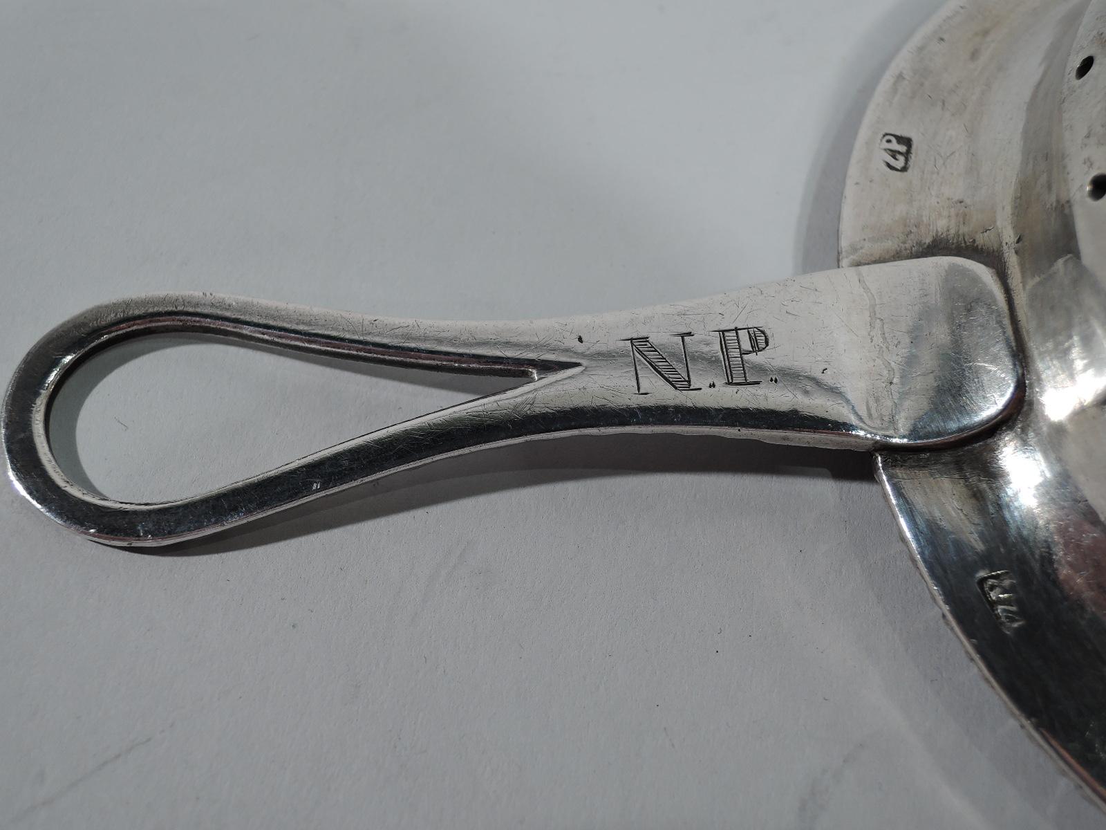 Colador europeo antiguo de plata Neoclásico en venta