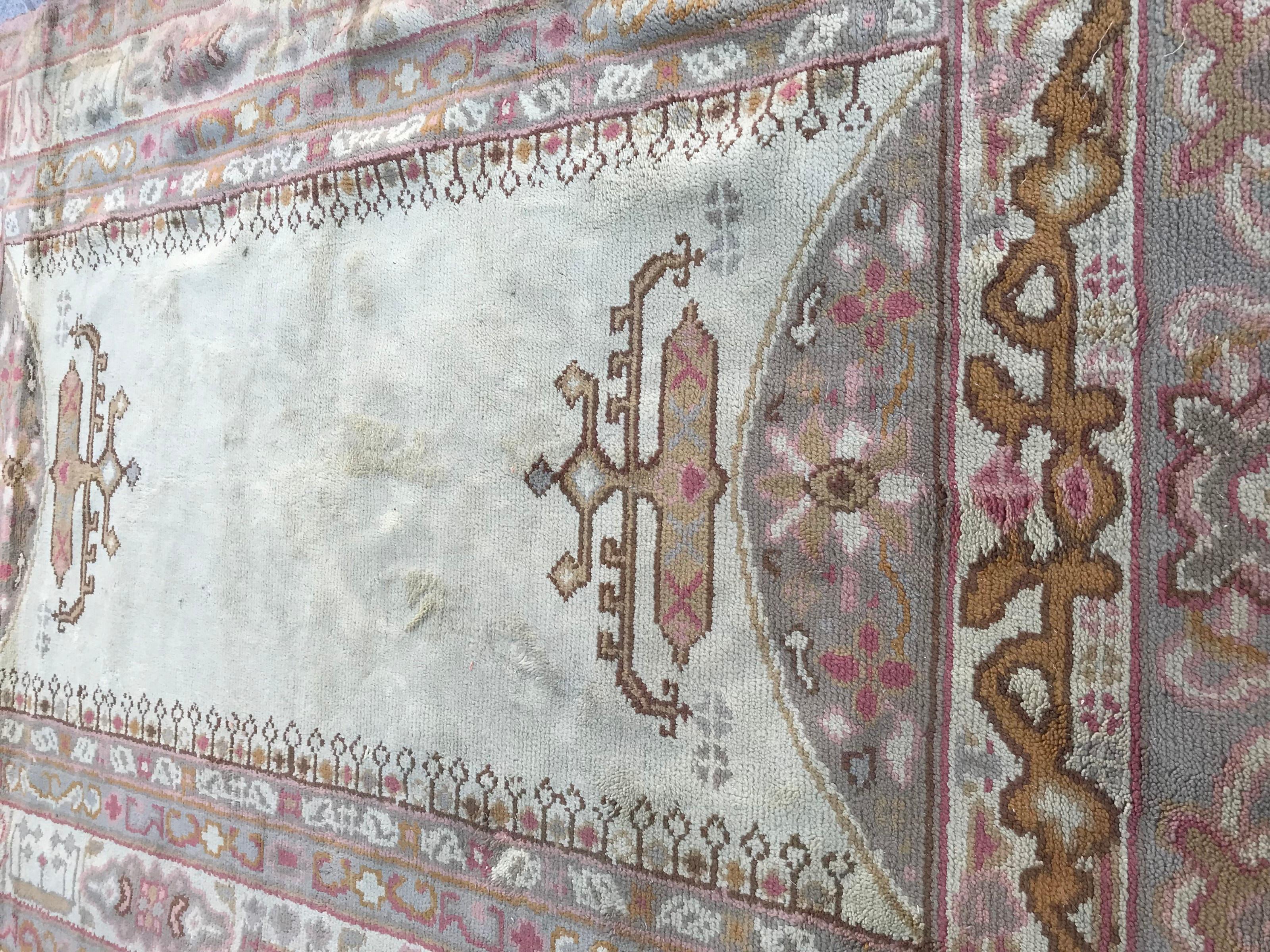 Spanischer handgeknüpfter Teppich aus dem frühen 20. Jahrhundert, mit einem Muster aus antiken türkischen Ushak-Teppichen, sowie hellen Mustern und Farben, Wollsamt auf Baumwoll- und Jutegrund. Größe: 6ft 3.2inch x 9ft 4.21inch.
