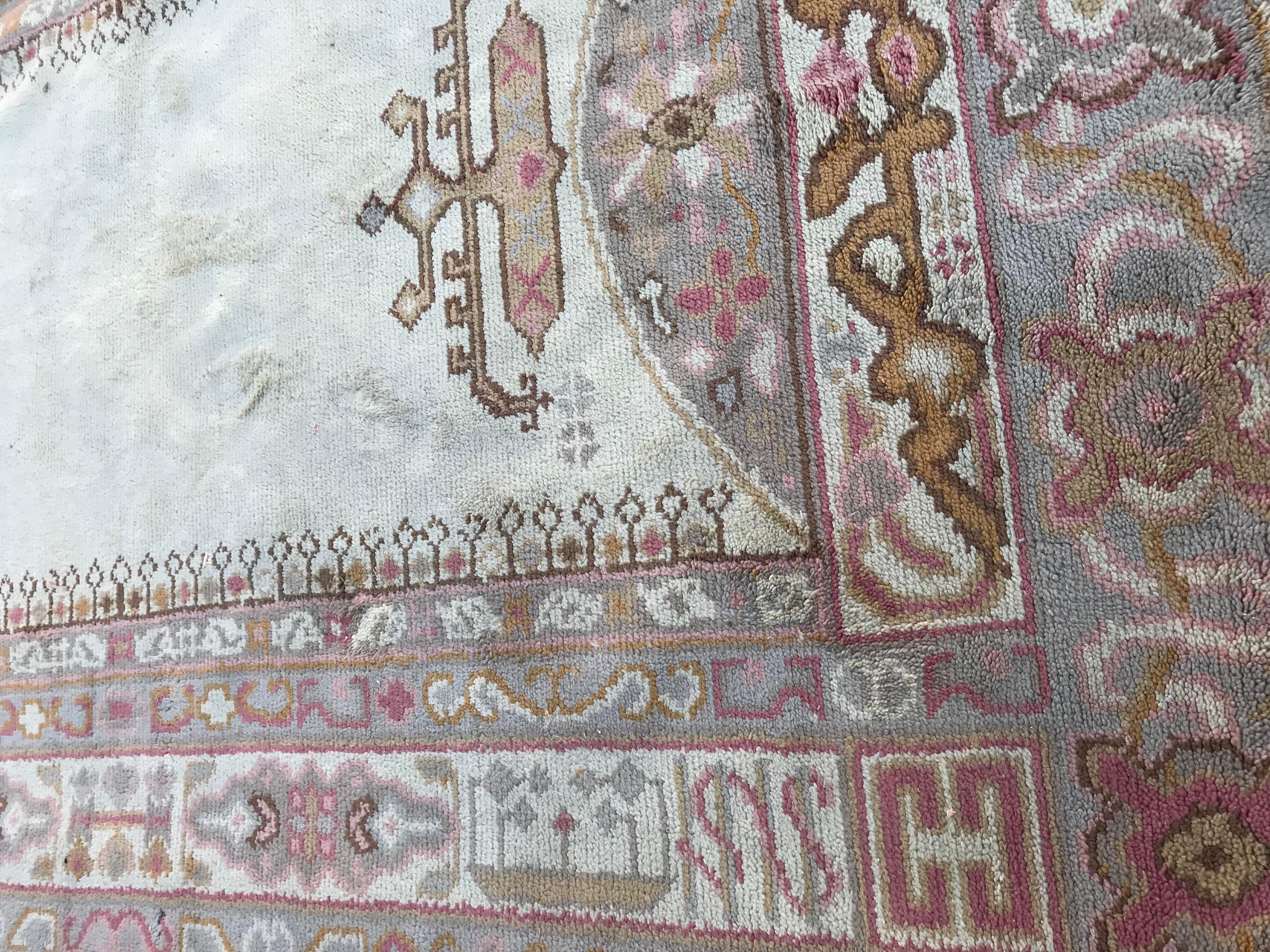 Antiker europäischer spanischer Teppich im Ushak-Stil (Oushak) im Angebot