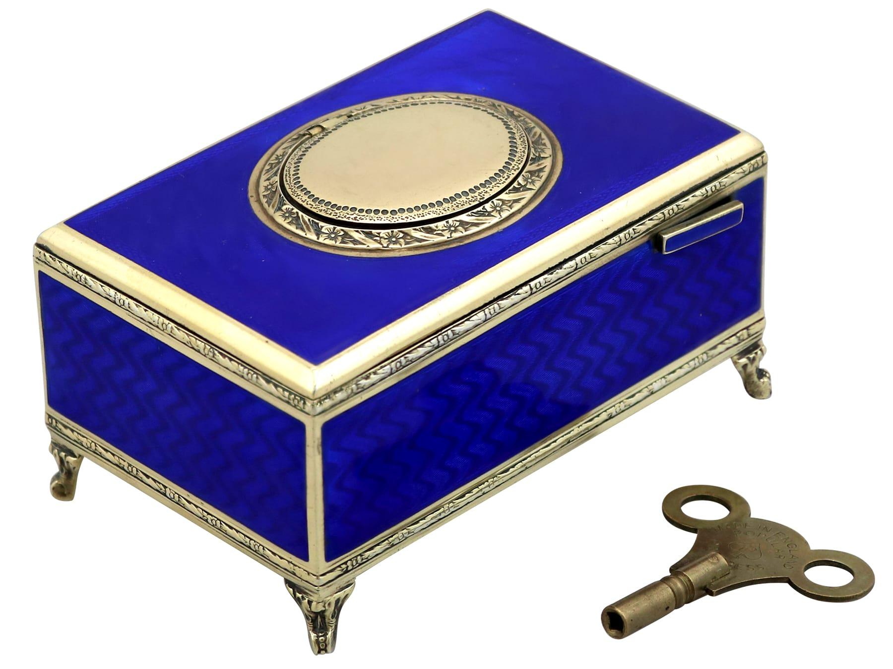 Caja europea para pájaros cantores de plata de ley y esmalte -  Alrededor de 1900 en venta 2