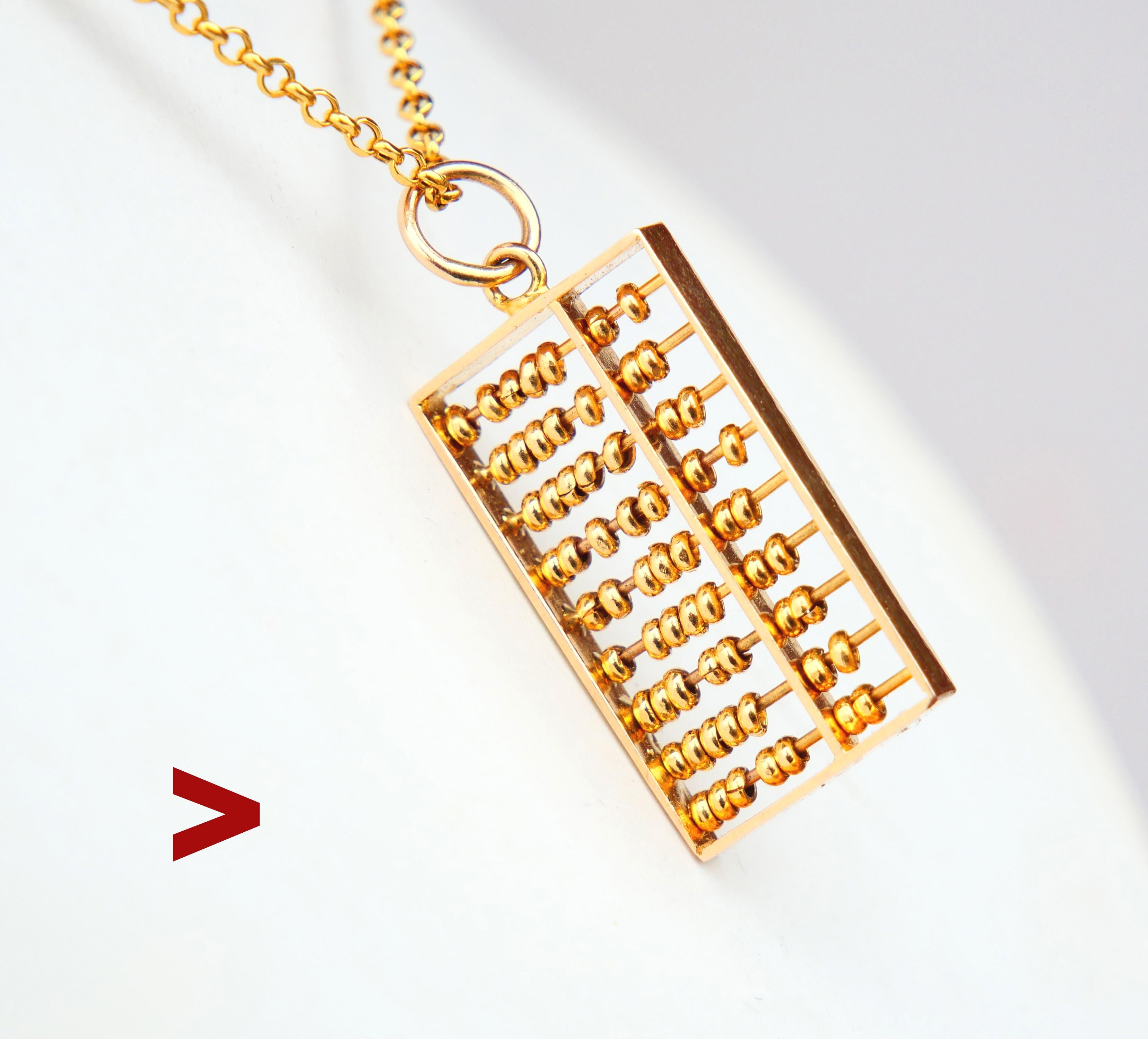 Joli pendentif en or 14K Suanpan Abacus comprenant 63 perles délicates en or en mouvement libre sur 18 tiges. Il mesure 27 mm (sans la bague), 15 mm de large et 3 mm de profondeur. Forme légèrement convexe pour un port confortable sur la poitrine.