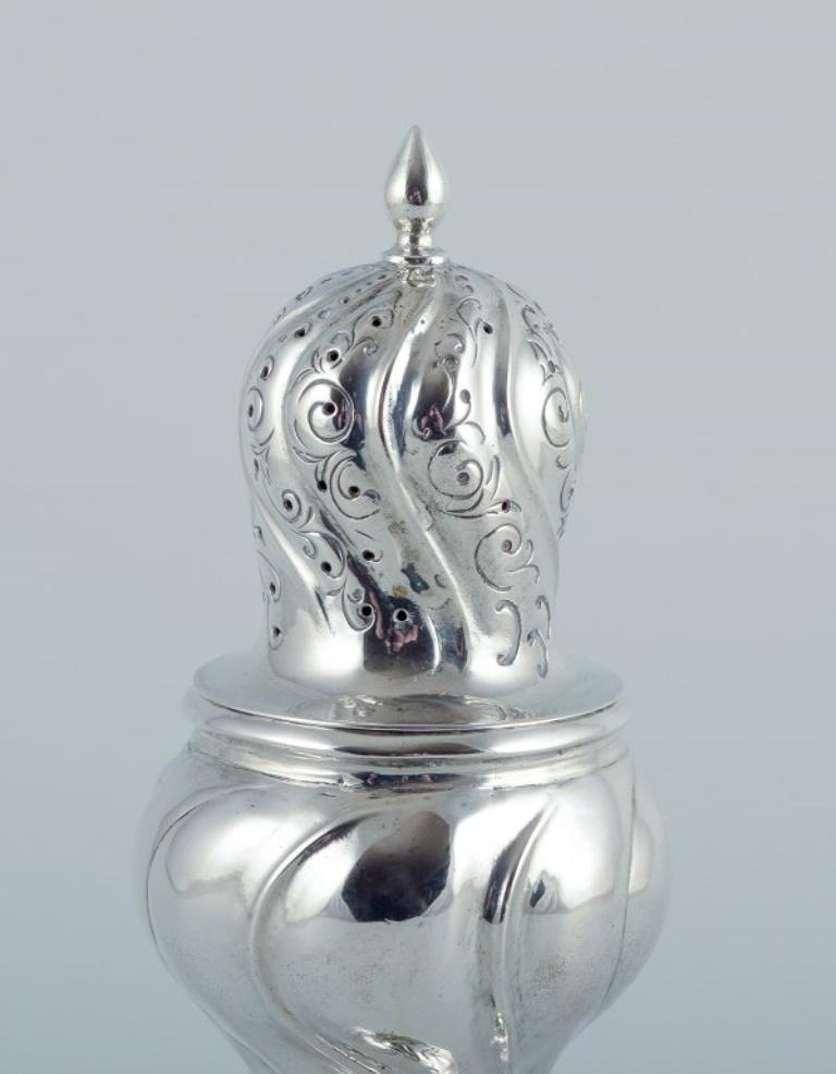 Un ancien sucrier européen en argent 830.
Style néorococo avec des formes courbes.
A partir du 19ème siècle.
Marqué sur le pied : 830 argent et une marque de fabricant peu claire.
En excellent état avec des signes d'utilisation.
Dimensions : hauteur