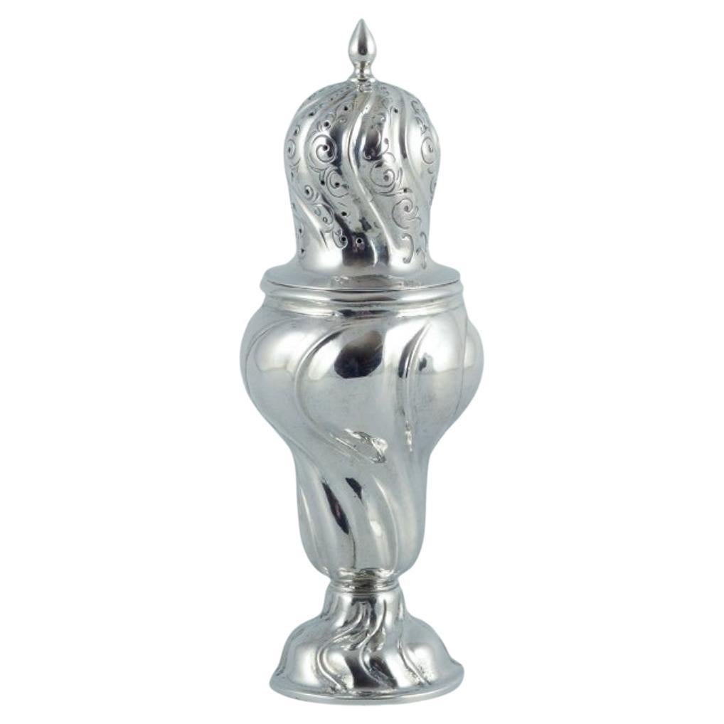 Sucrier européen ancien en argent 830. Style néorococo. en vente