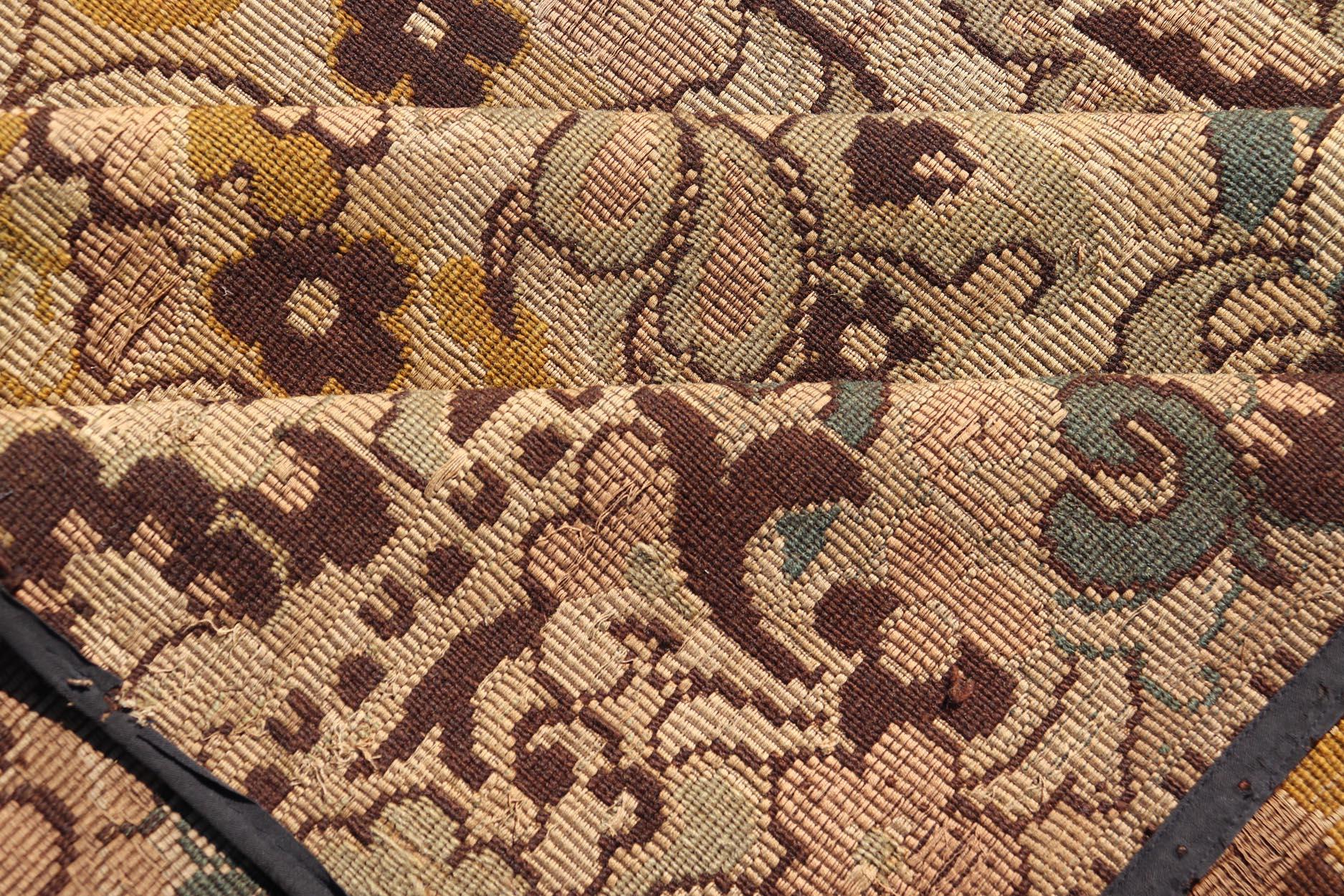 Tapisserie européenne ancienne avec motifs floraux et vignes 4'0