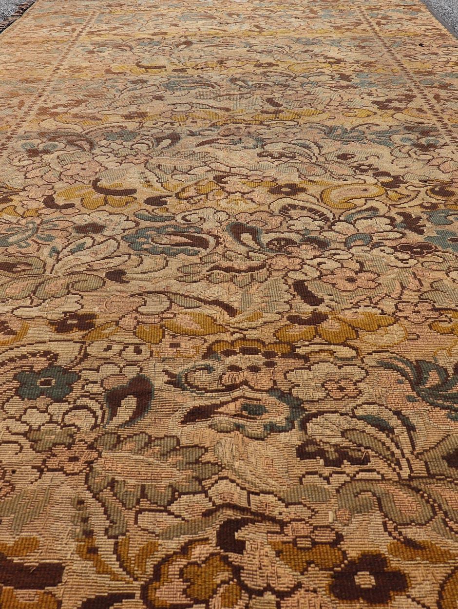 Tapisserie européenne ancienne avec motifs floraux et vignes 4'0