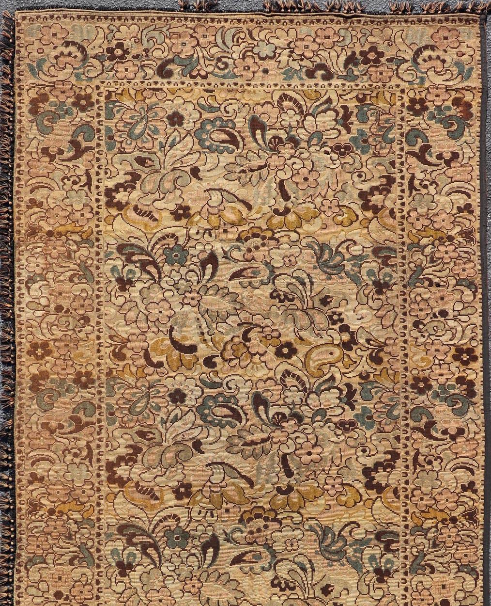 Tapisserie européenne ancienne avec motifs floraux et vignes 4'0