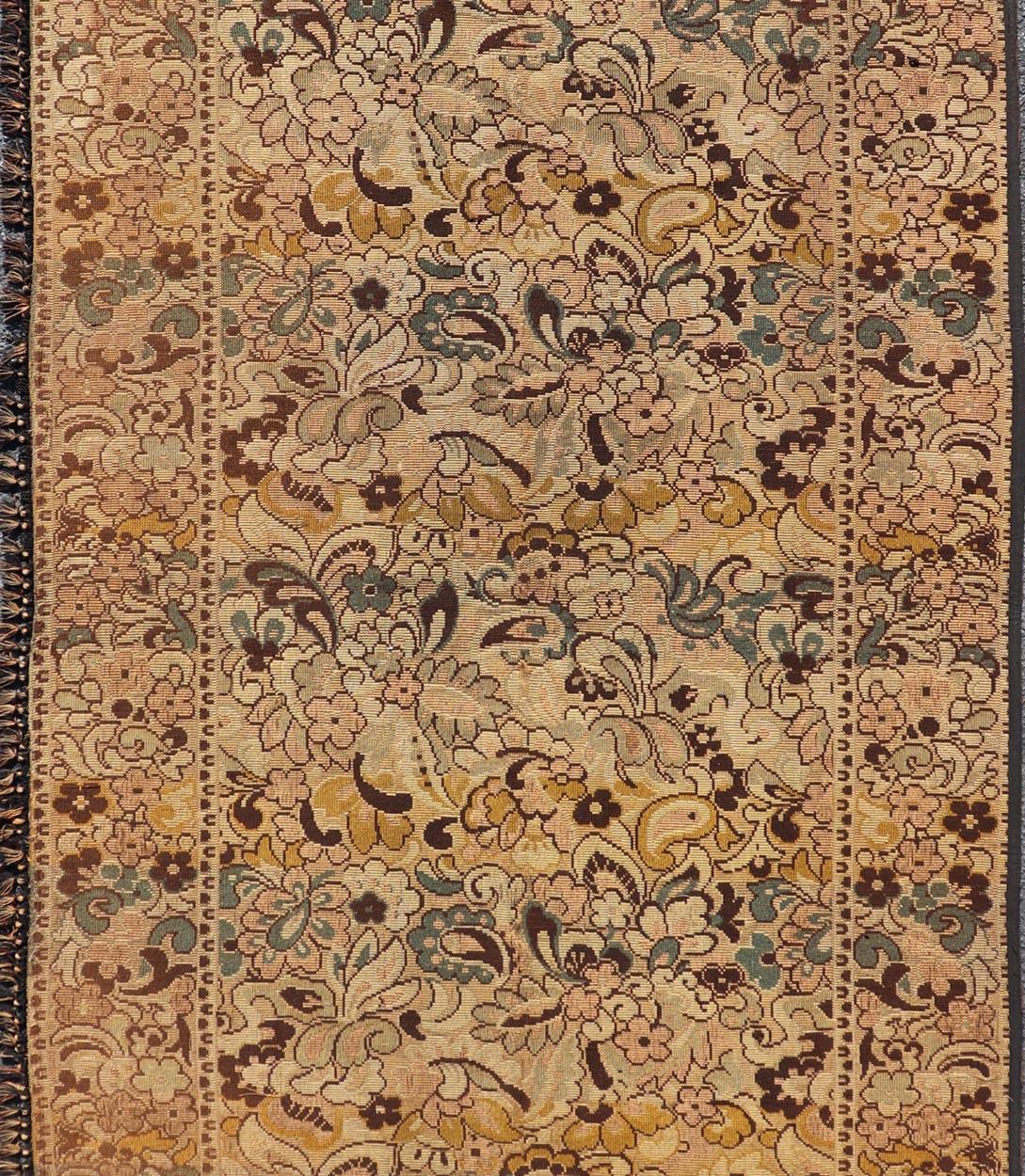 XIXe siècle Tapisserie européenne ancienne avec motifs floraux et vignes 4'0