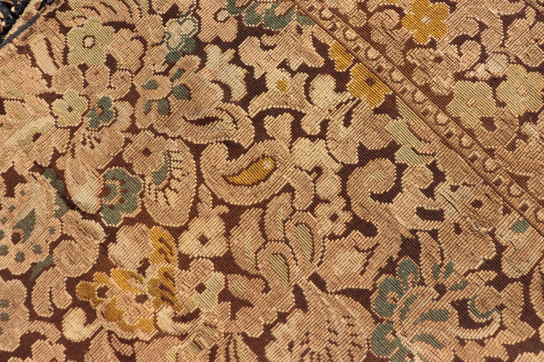 Tapisserie européenne ancienne avec motifs floraux et vignes 4'0