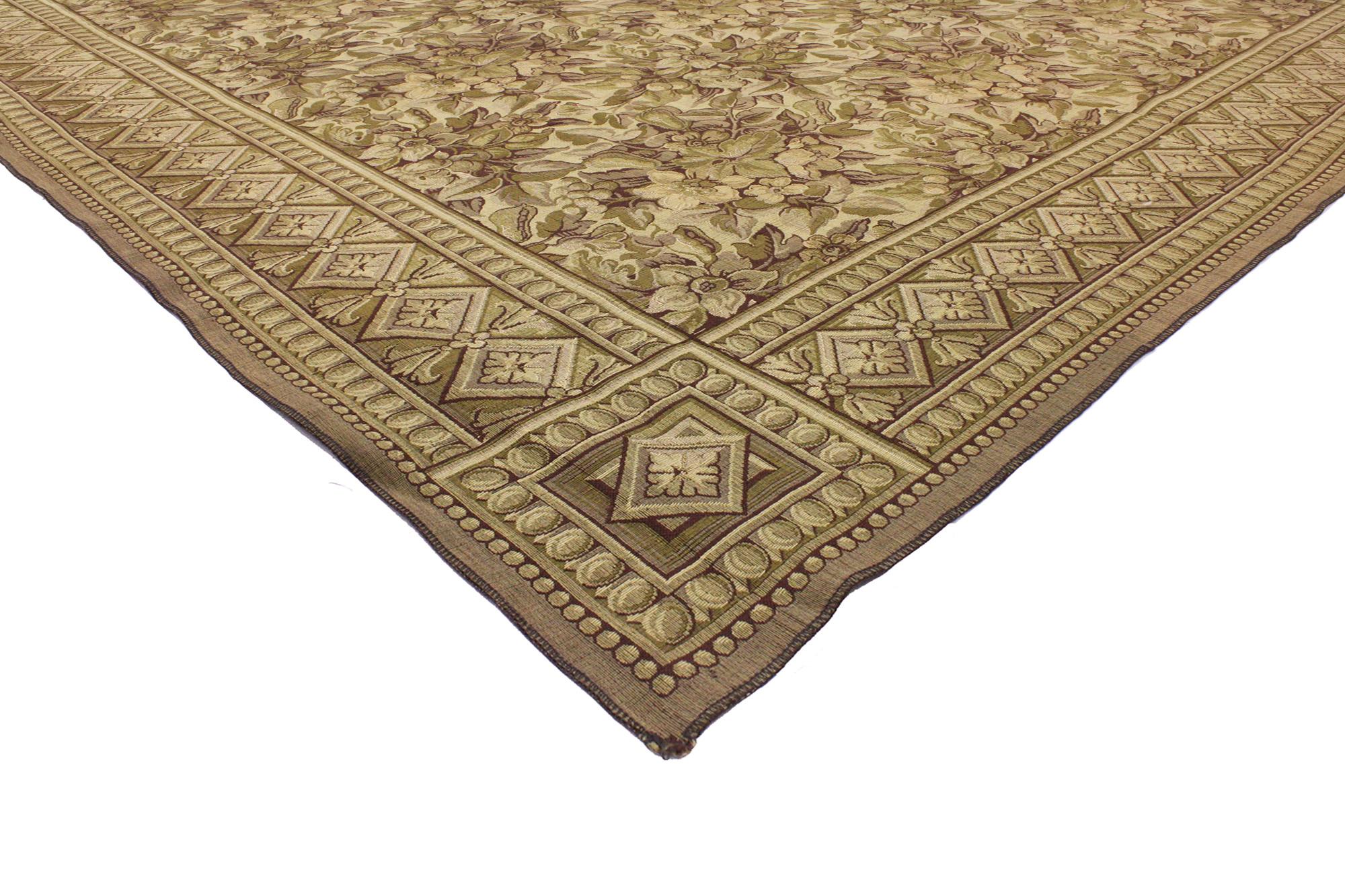 70856 Tapiz Europeo Antiguo, 04'09 x 07'10. Este exquisito tapiz europeo antiguo tejido a mano irradia elegancia atemporal y artesanía artística. La pieza central de este tapiz es su intrincado motivo floral, tejido a la perfección para crear una