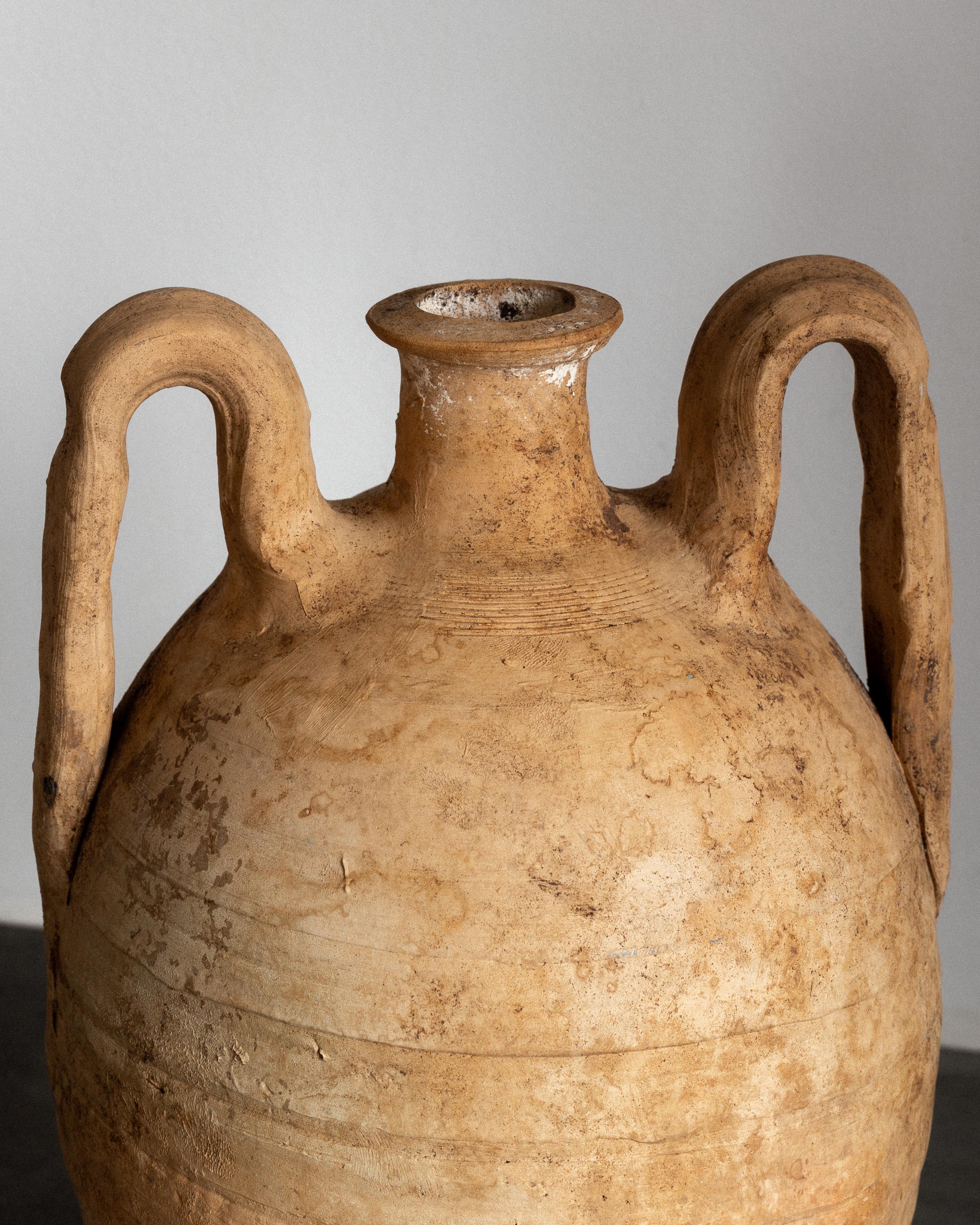 Ánfora europea de terracota del siglo XX, jarrón de dos asas en Bueno estado para la venta en Stockholm, SE