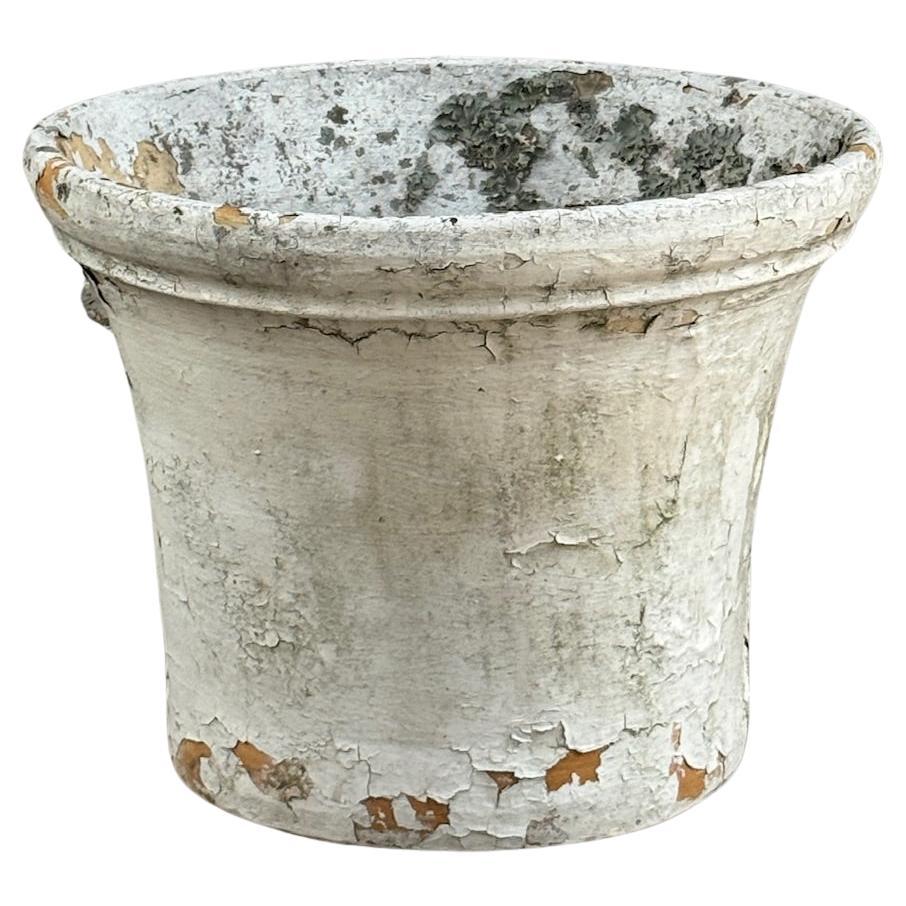 Pot de jardin antique en terre cuite européenne avec patine blanche vieillie