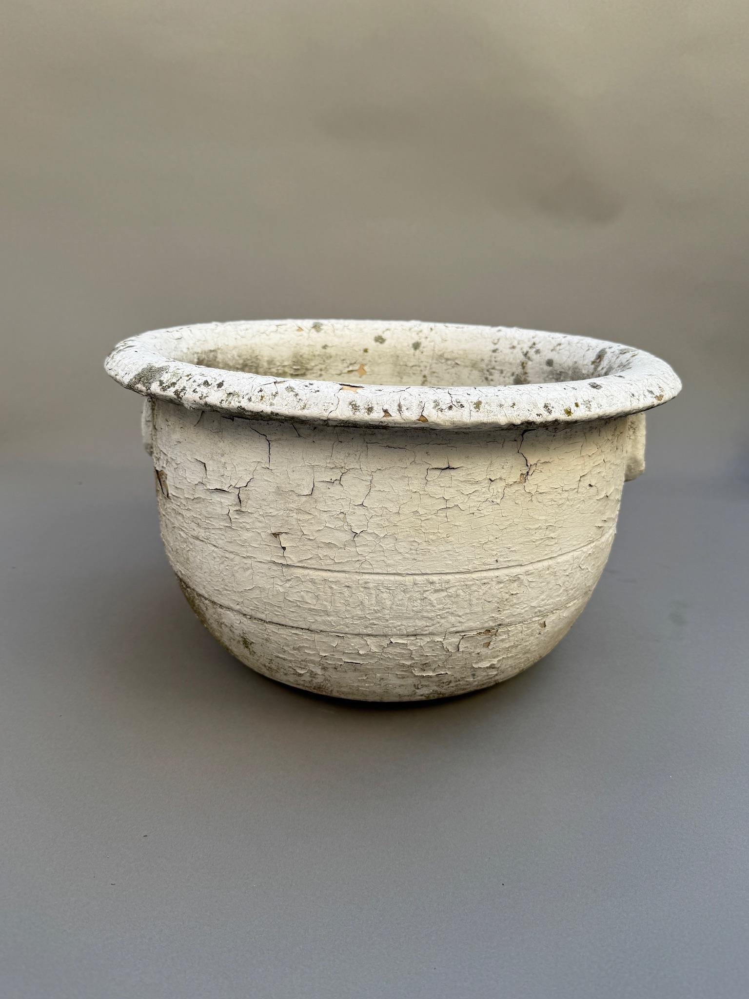 Mid-Century Modern Ancienne jardinière européenne en terre cuite à patine blanche vieillie en vente