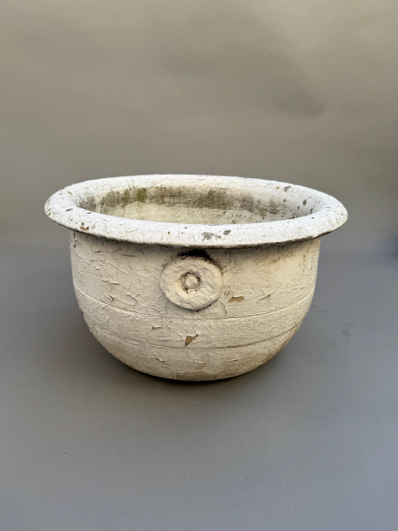 Européen Ancienne jardinière européenne en terre cuite à patine blanche vieillie en vente