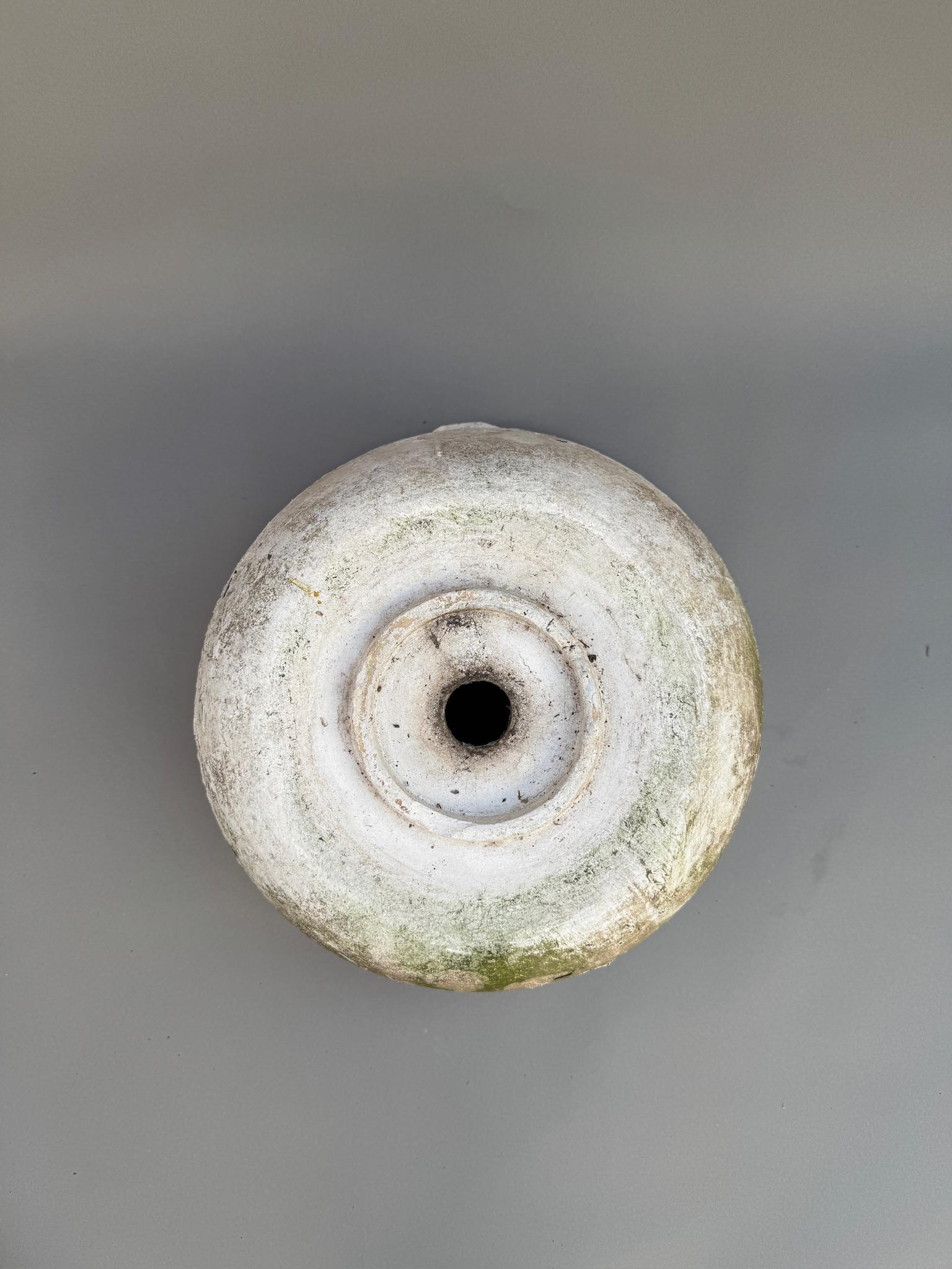 Ancienne jardinière européenne en terre cuite à patine blanche vieillie Bon état - En vente à West Hollywood, CA