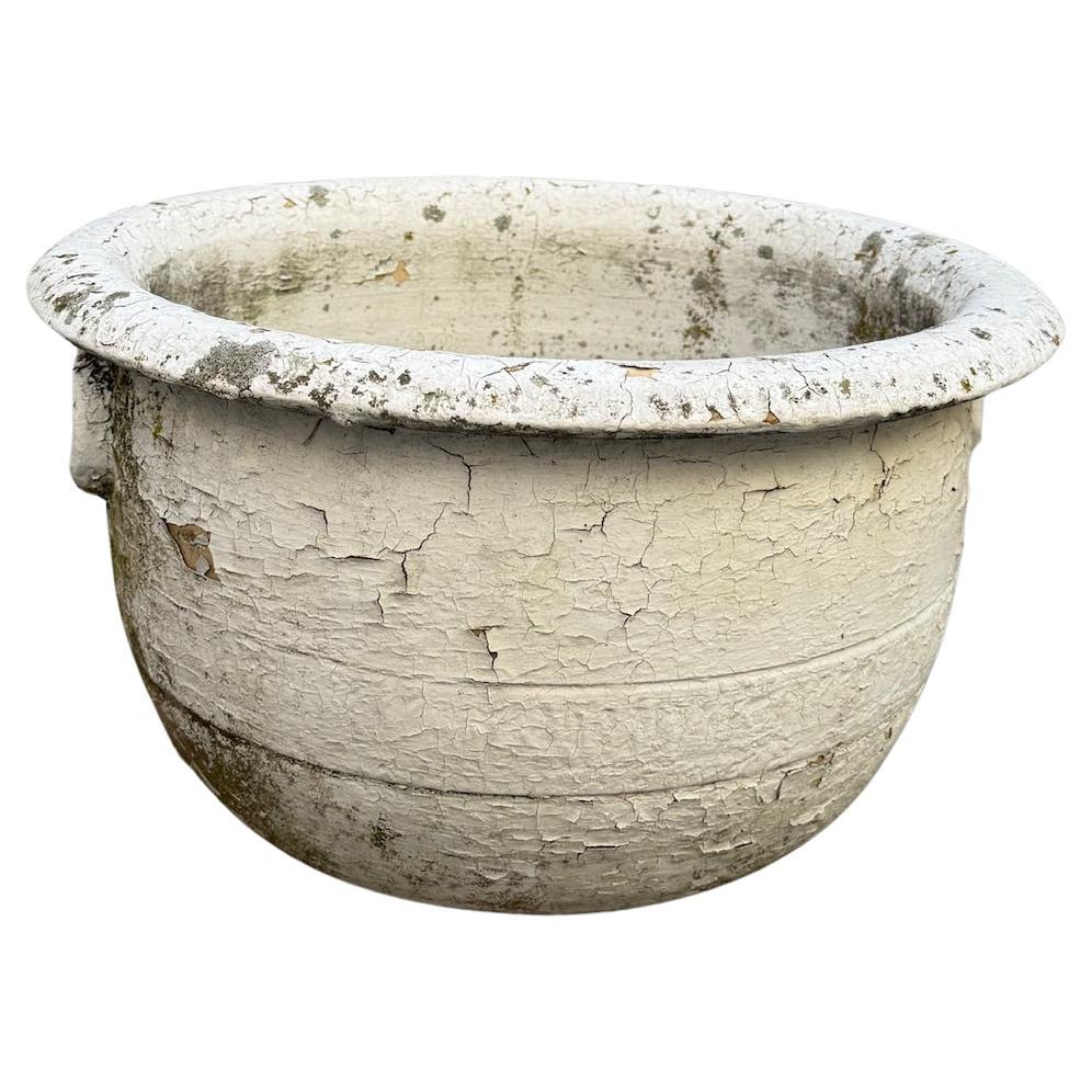 Antiker europäischer Terrakotta-Pflanztopf mit alter weißer Patina