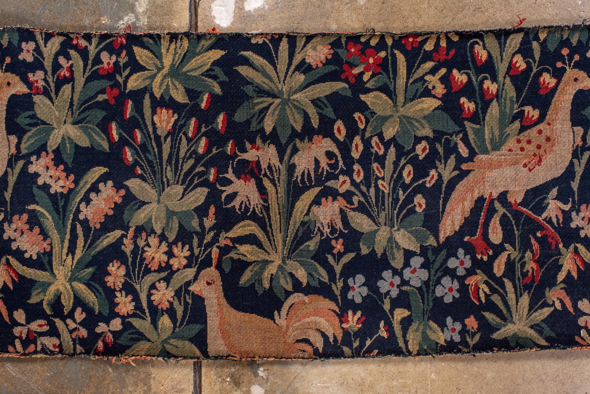 Francese Antico runner europeo in verdurina con uccelli e motivi floreali in vendita